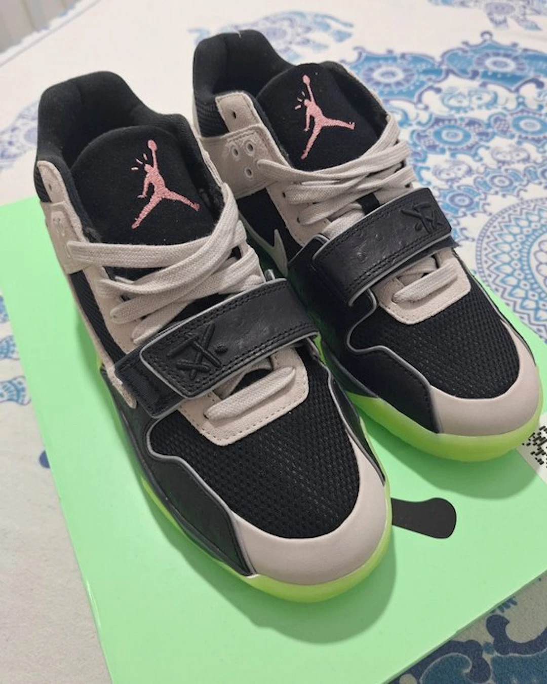Air Jordan - Nike x Travis Scott - High-top trainers...