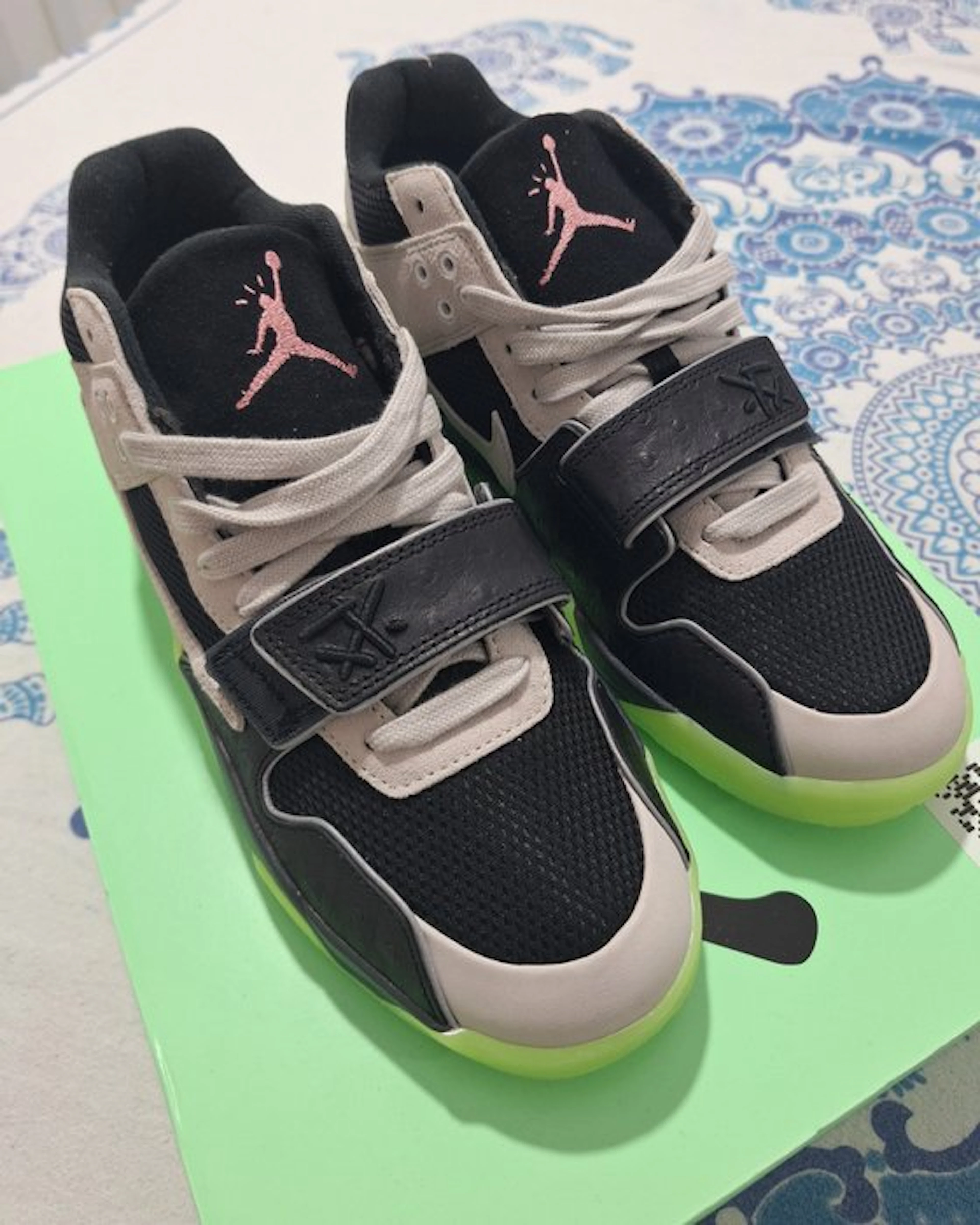 Air Jordan - Nike x Travis Scott - High-top trainers...