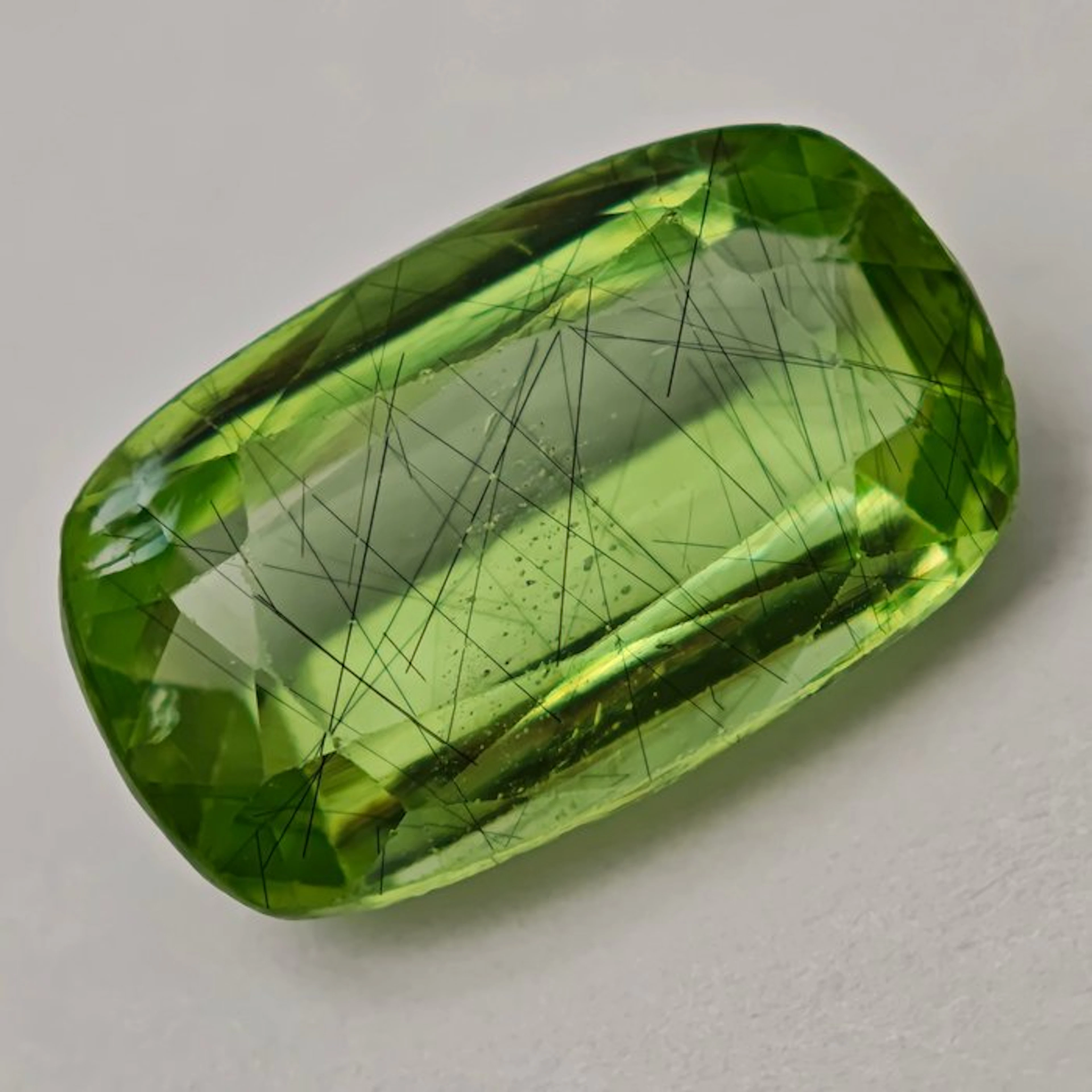 No reserve price Peridot - 6.58 ct - Antwerp Laboratory...