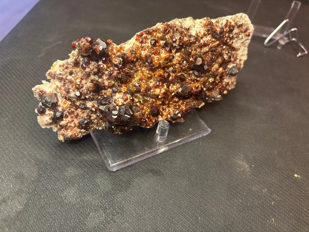 Spessartine Crystals on matrix - Height: 7 cm - Width: 17 cm- 438 g - (1)
