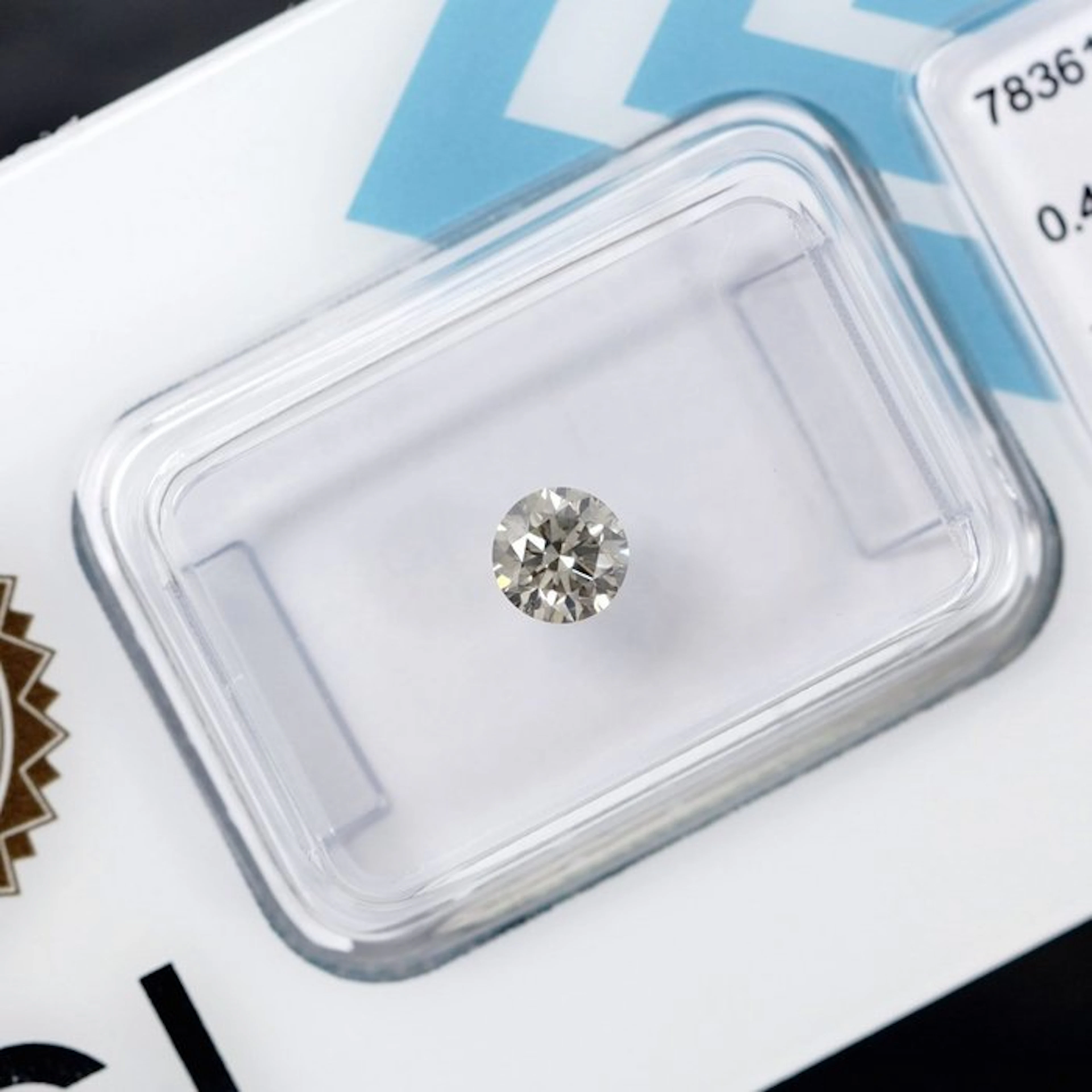 No reserve price - 1 pcs Diamond (Natural coloured)...
