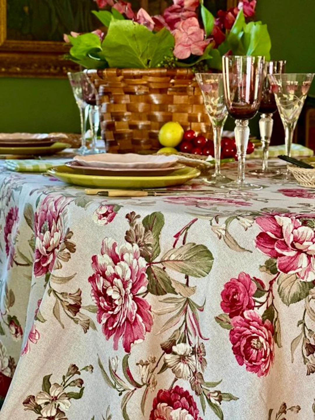 Exclusive tablecloth printed with a bouquet of English roses for large tables
