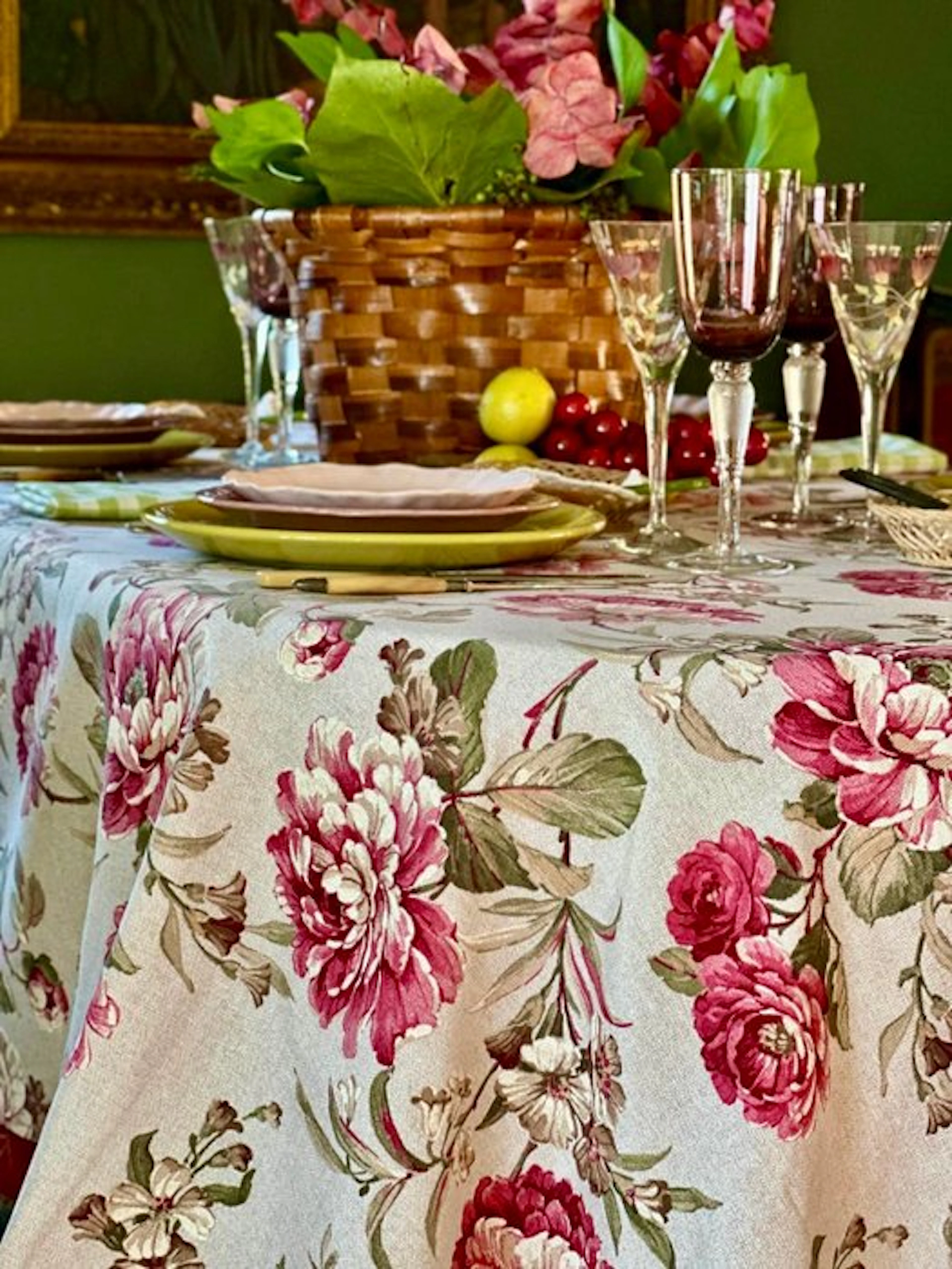 Exclusive tablecloth printed with a bouquet of English roses for large tables