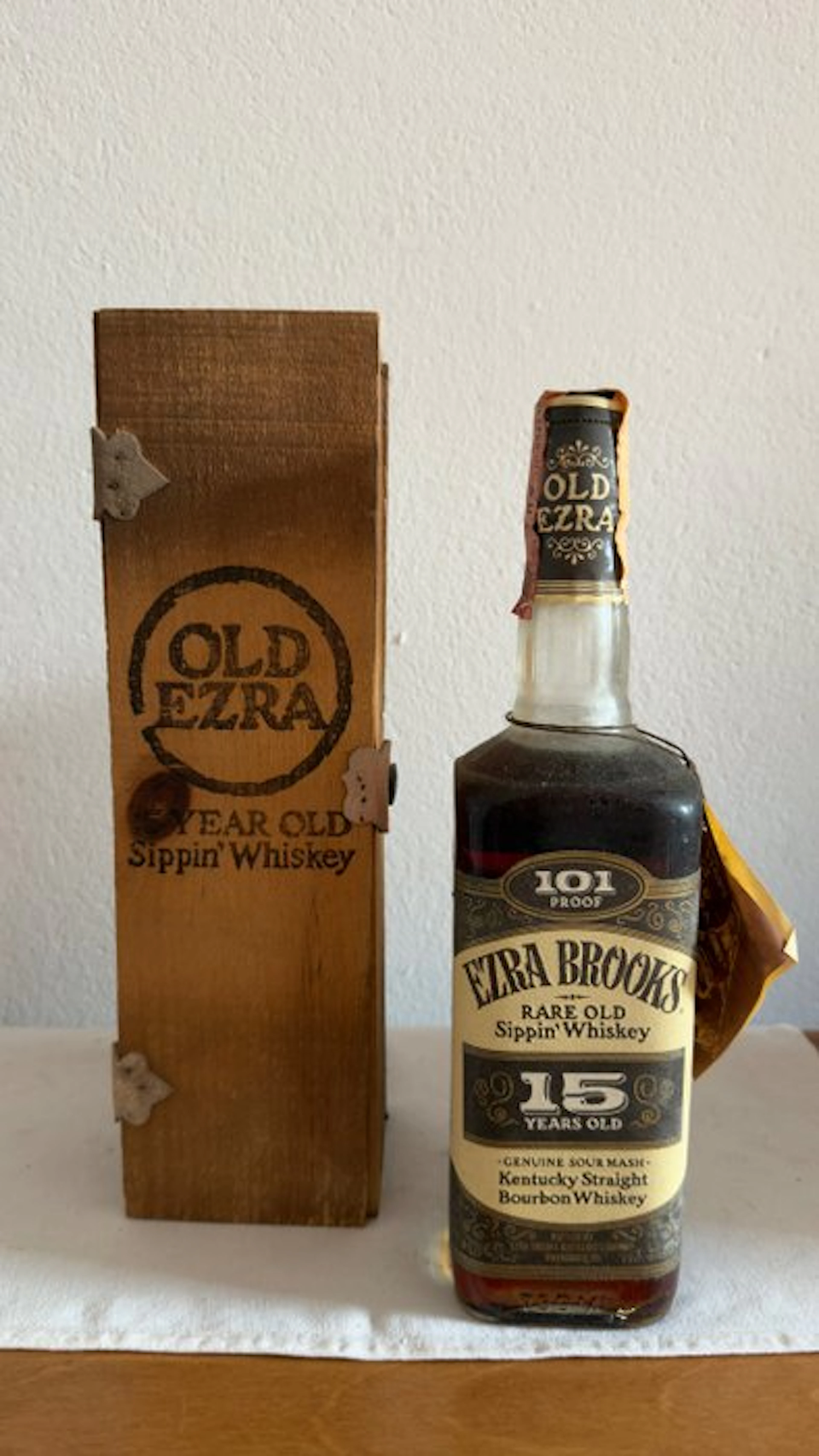 Ezra Brooks 15 years old Rare Old Sippin' Whiskey - 101 Proof - b.