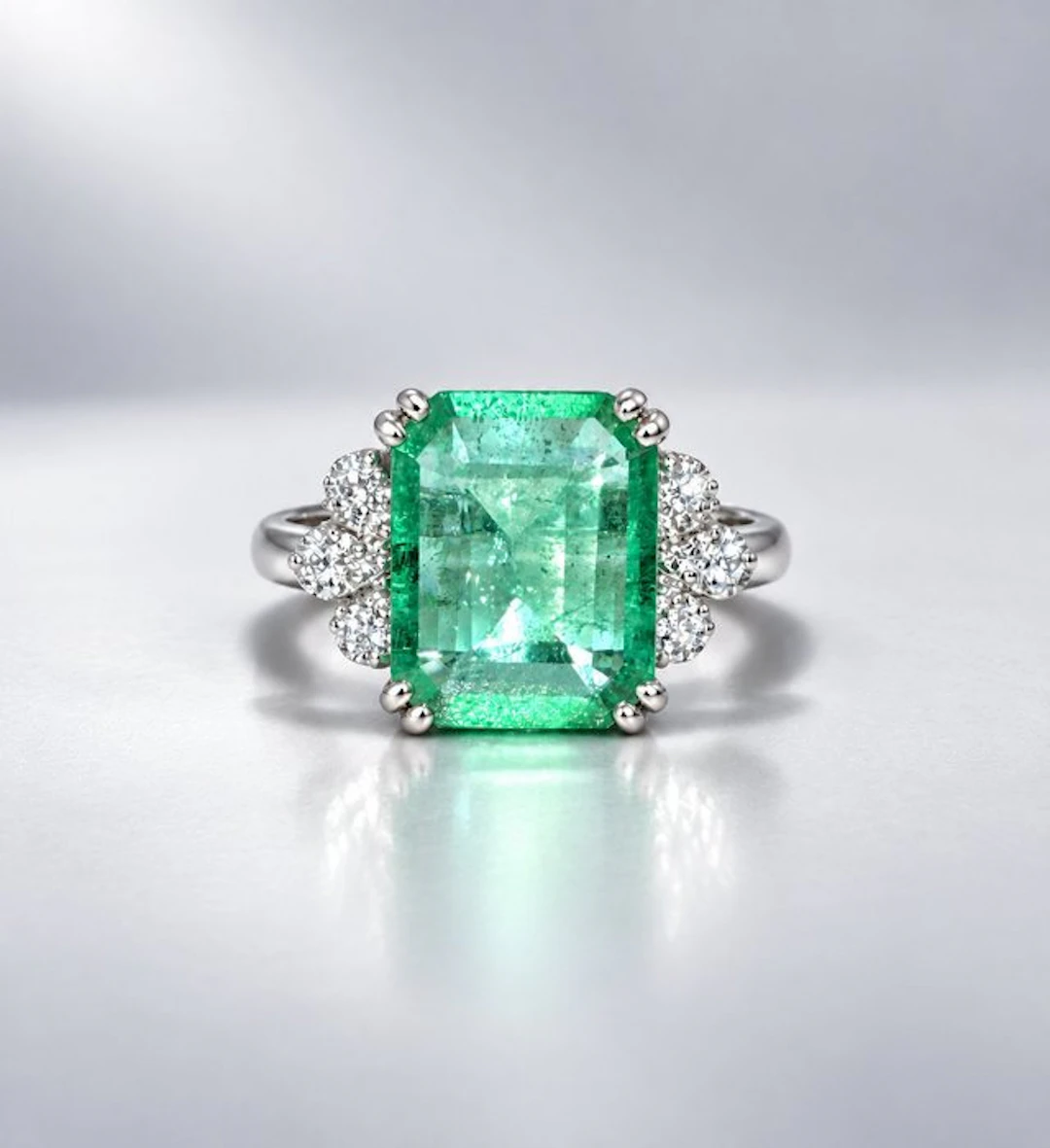 Ring - 18 kt. White gold - 4.12ct. tw. Emerald - Diamond - Green