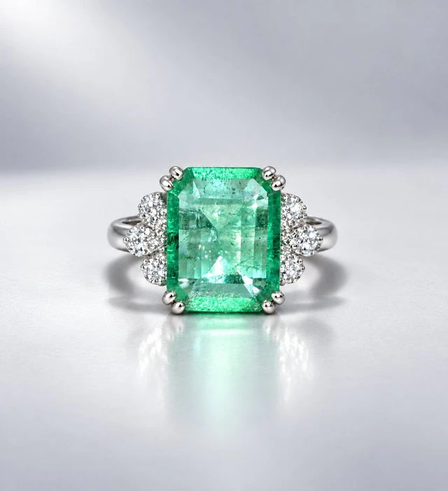 Ring - 18 kt. White gold - 4.12ct. tw. Emerald - Diamond - Green