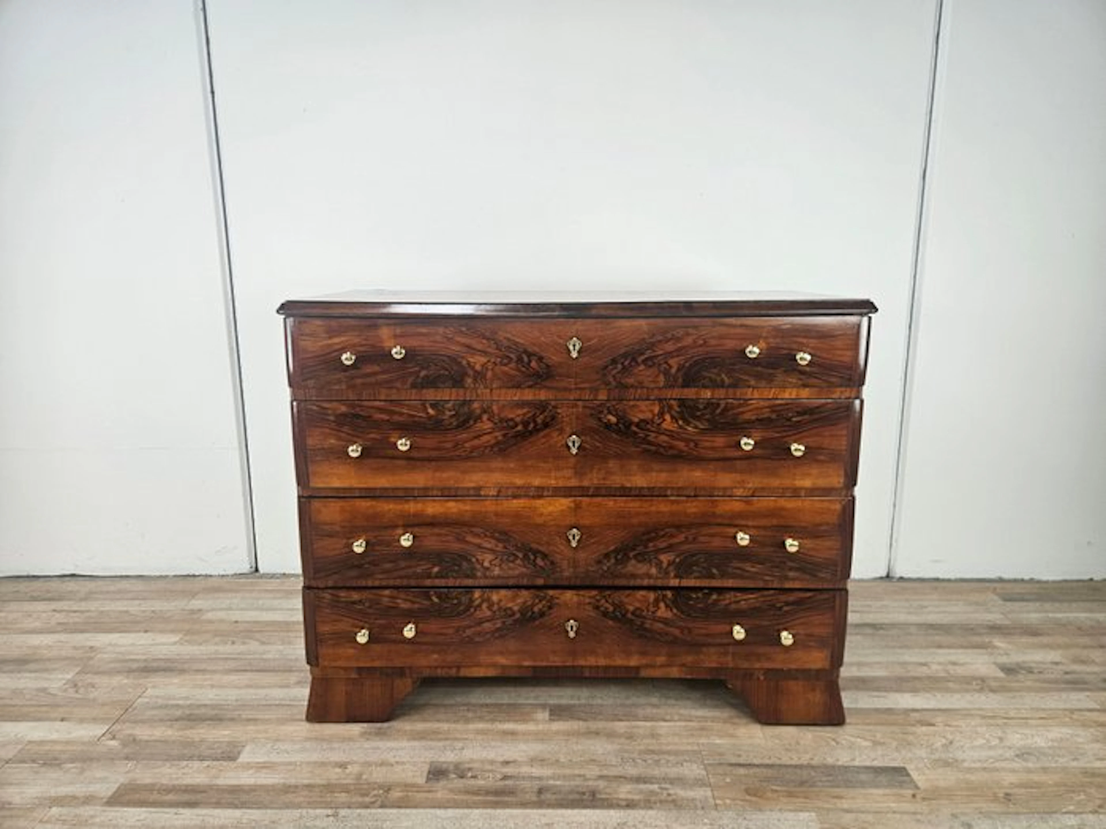 Commode - Art Deco dresser in feathered walnut veneer. - Burr walnut, Brass