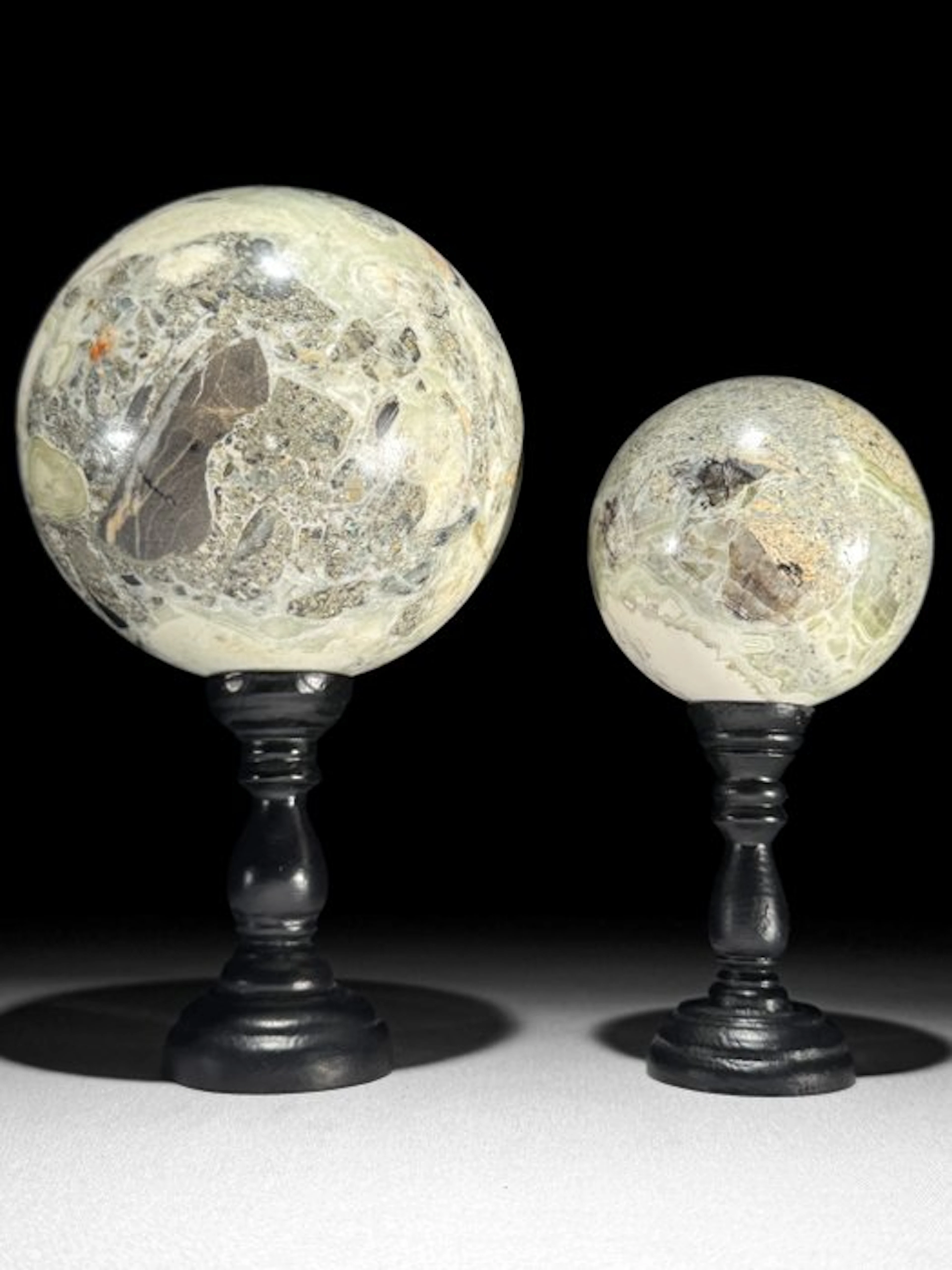 NO RESERVE PRICE - Wonderful Pair of Onyx Spheres on custom stands- 2600 g