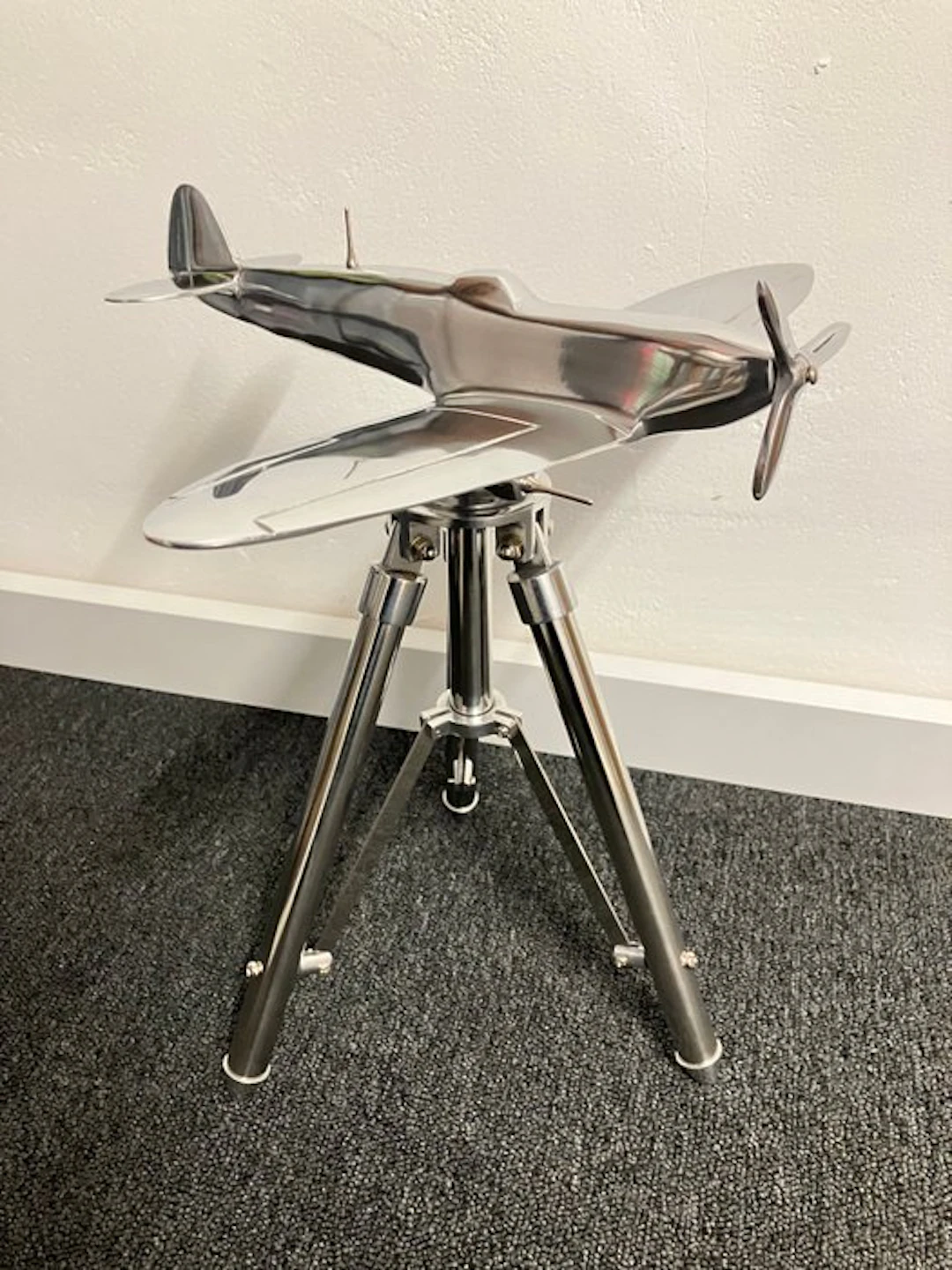 Supermarine Spitfire op 3 poot statief - Model plane - Polished steel chrome.