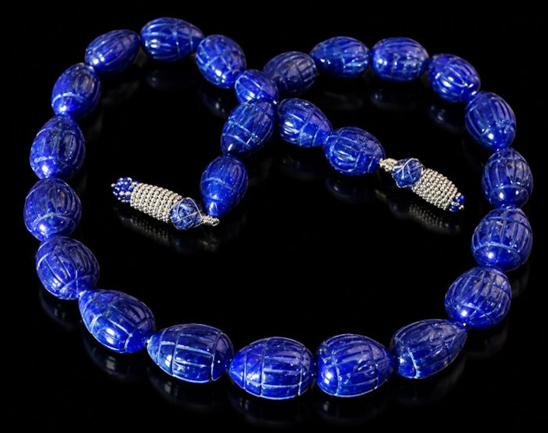 Natural blue sapphires - strand of 25 carved beads - 515...
