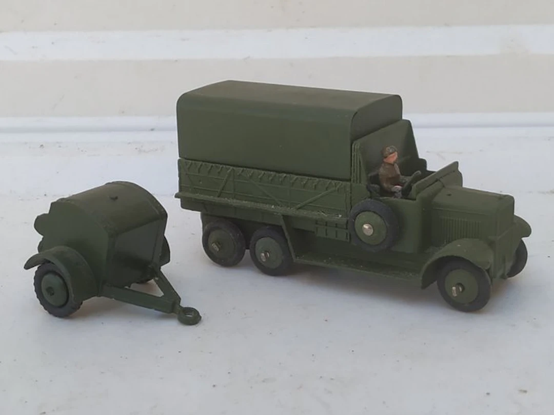 Dinky Toys 1:48 - Model military vehicle (2) - Pre War...