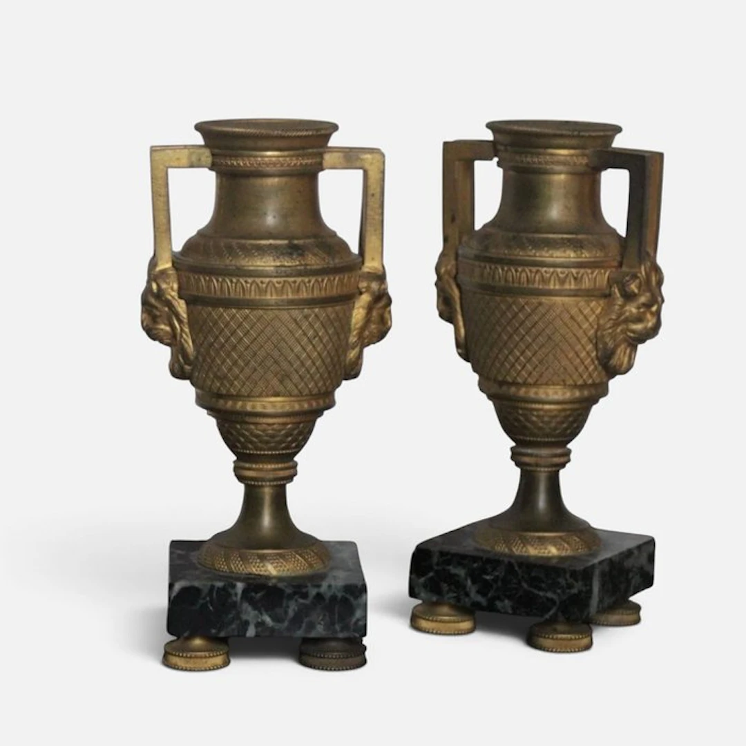 Rare Paire de flambeaux en bronze ciselé et doré Vase à...
