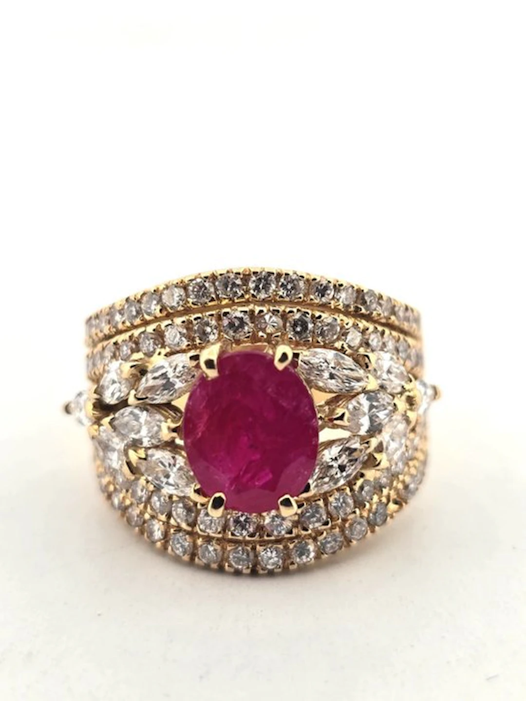 Ring - 18 kt. Yellow gold - 4.70ct. tw. Ruby - Diamond