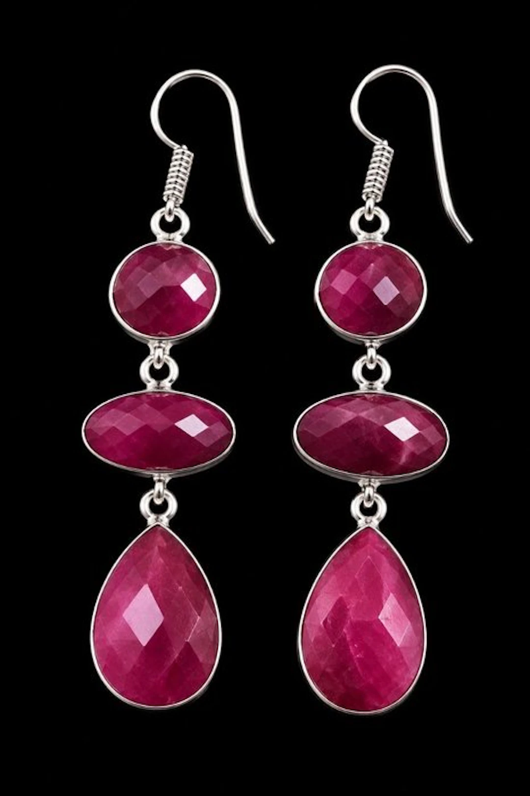 Exquisite natural ruby teardrop earrings of the highest...