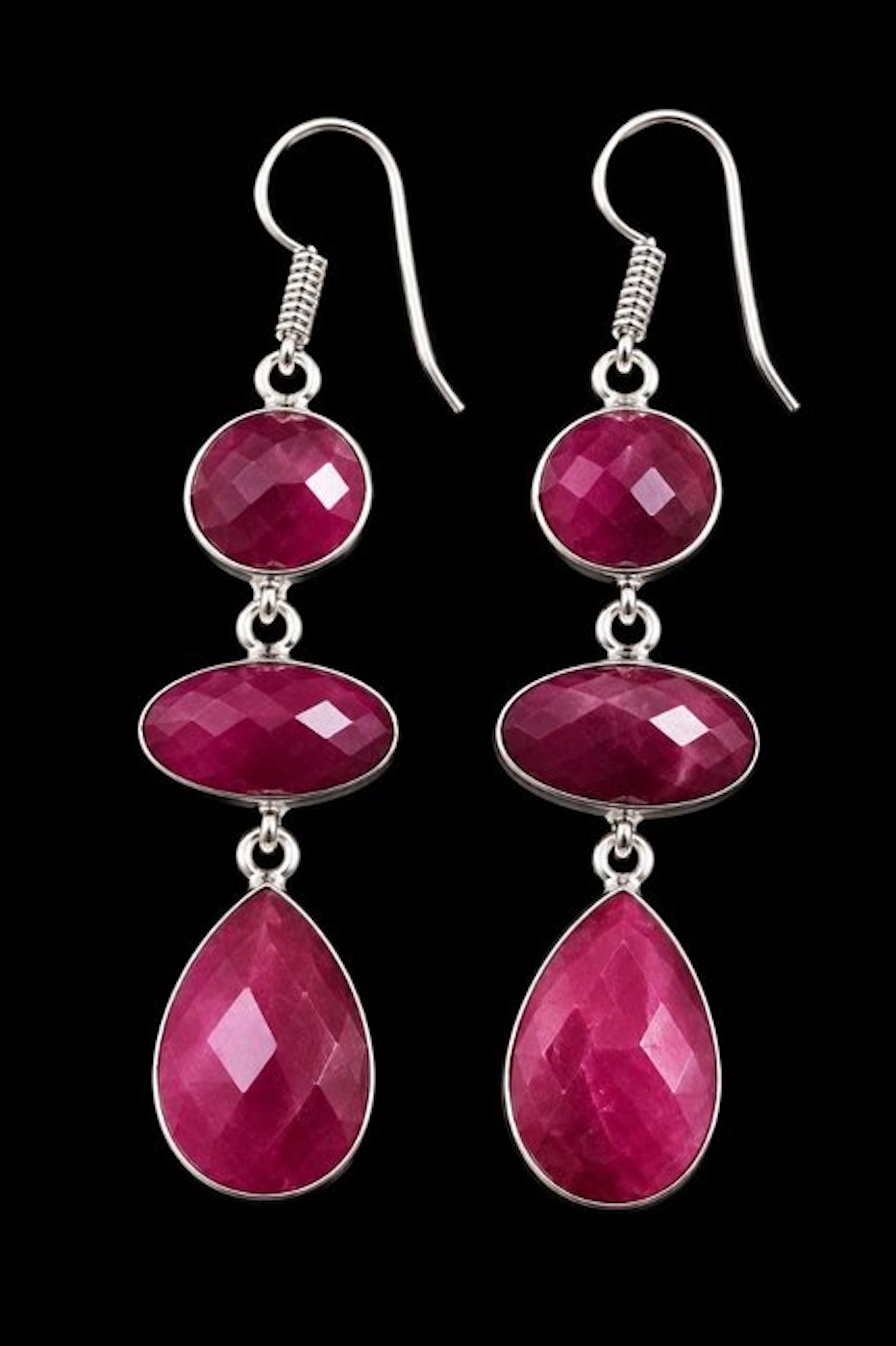 Exquisite natural ruby teardrop earrings of the highest...