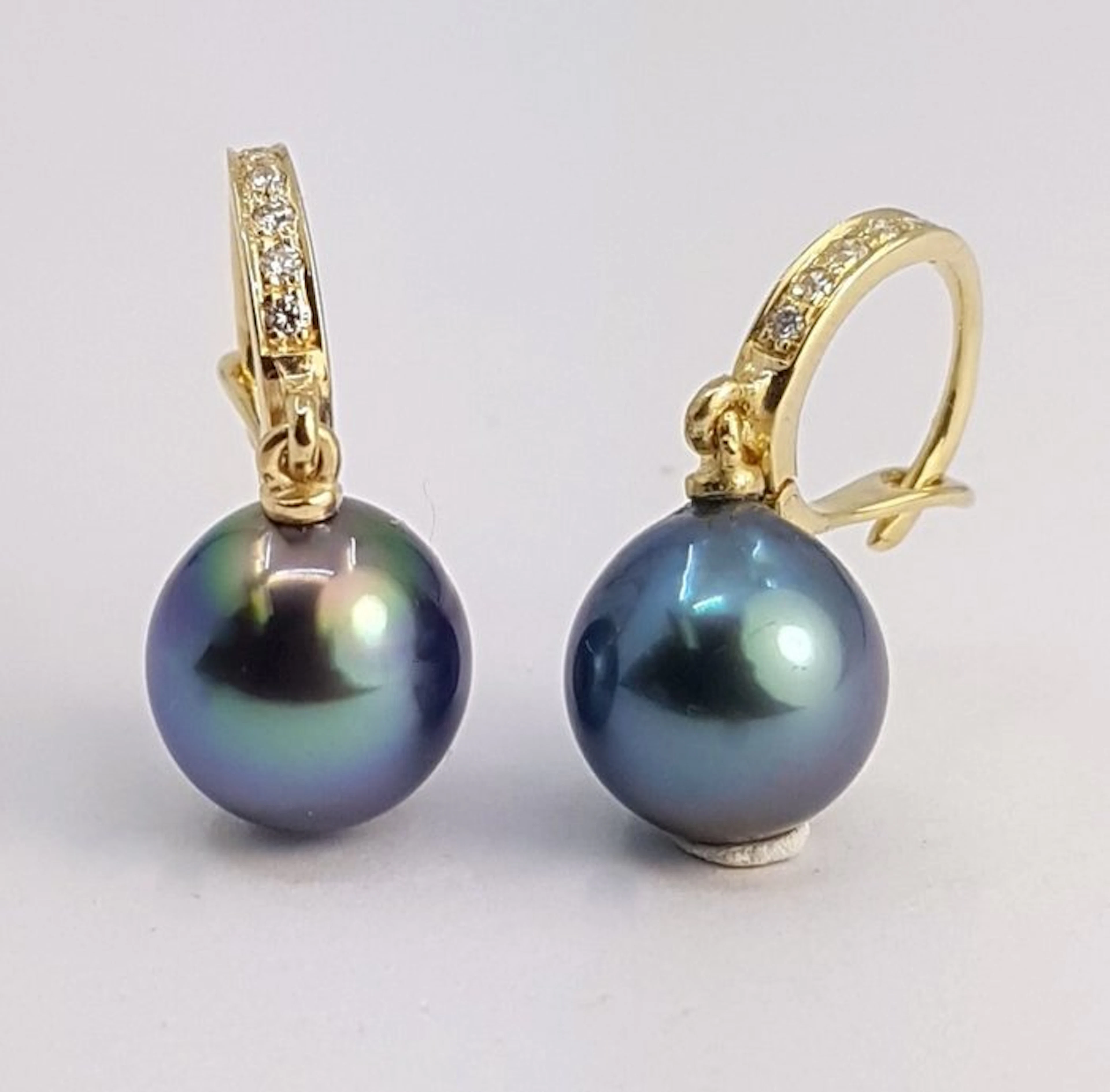Earrings - 14 kt. Yellow gold - 0.09ct. tw. - 9x10mm Tahitian Pearls