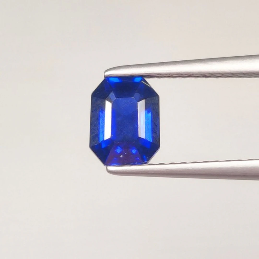 Blue Sapphire - 1.67 ct - International Colored Gemstone...