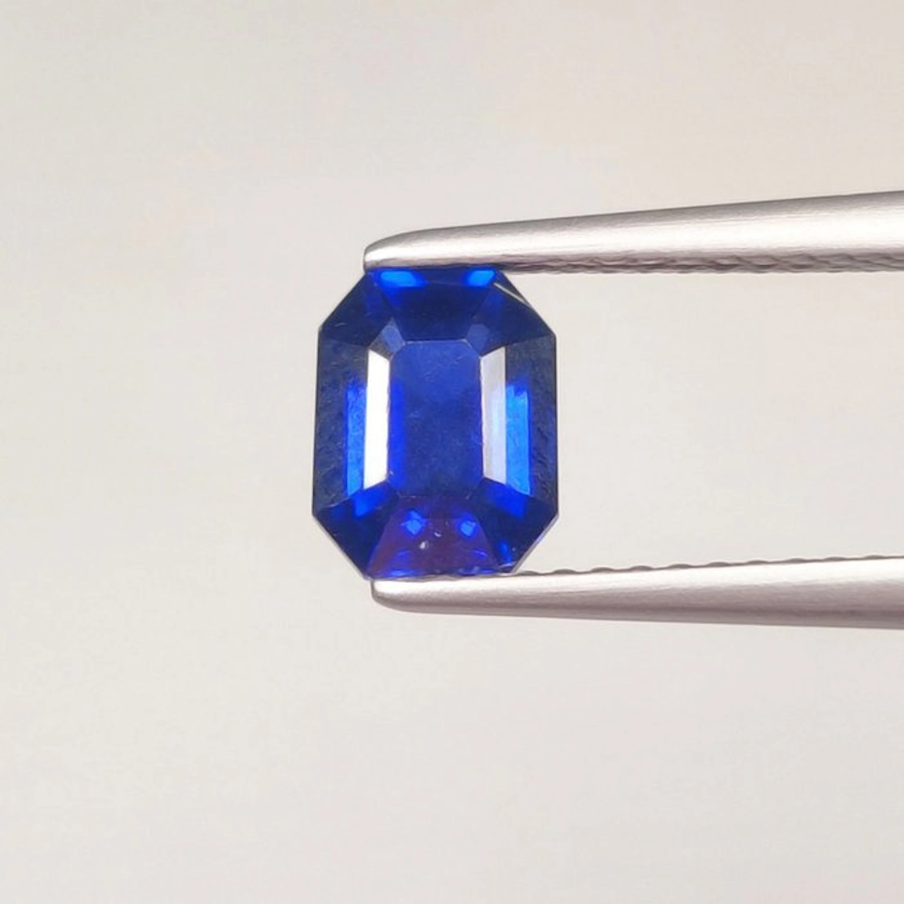 Blue Sapphire - 1.67 ct - International Colored Gemstone...