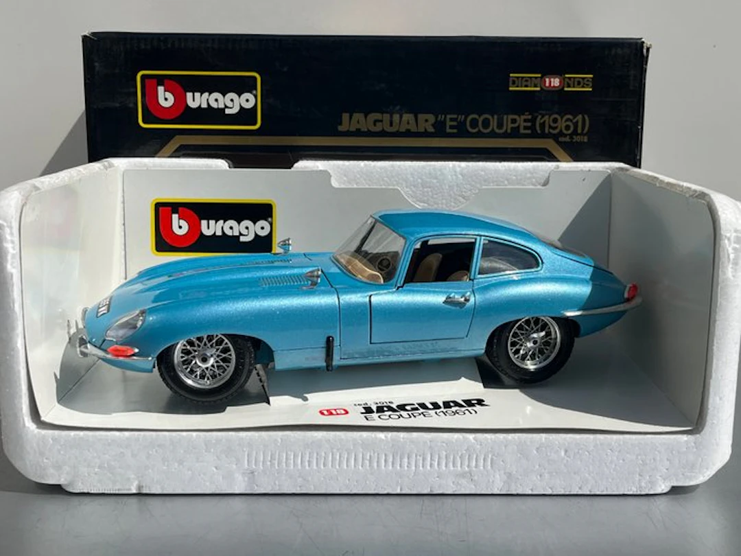 Bburago 1:18 - Model sports car - Jaguar XKE (E-type)...