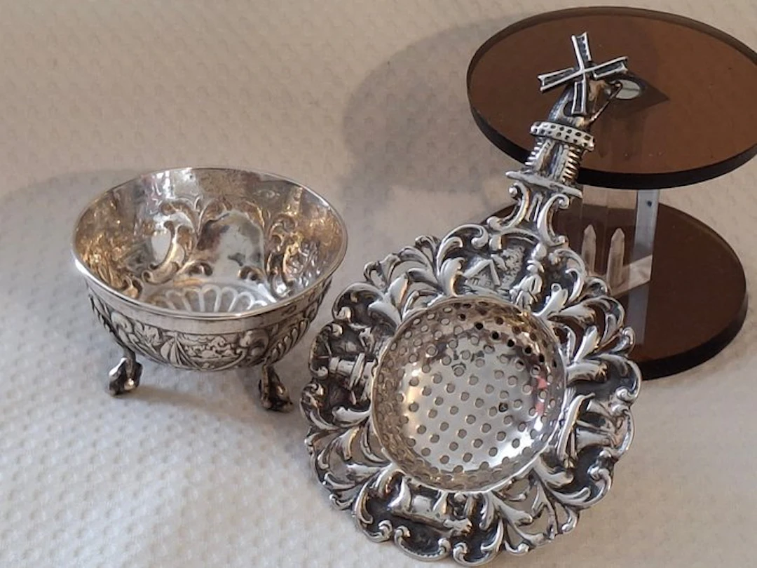 Tea strainer (2) - Antique silver tea strainer with tea strainer holder