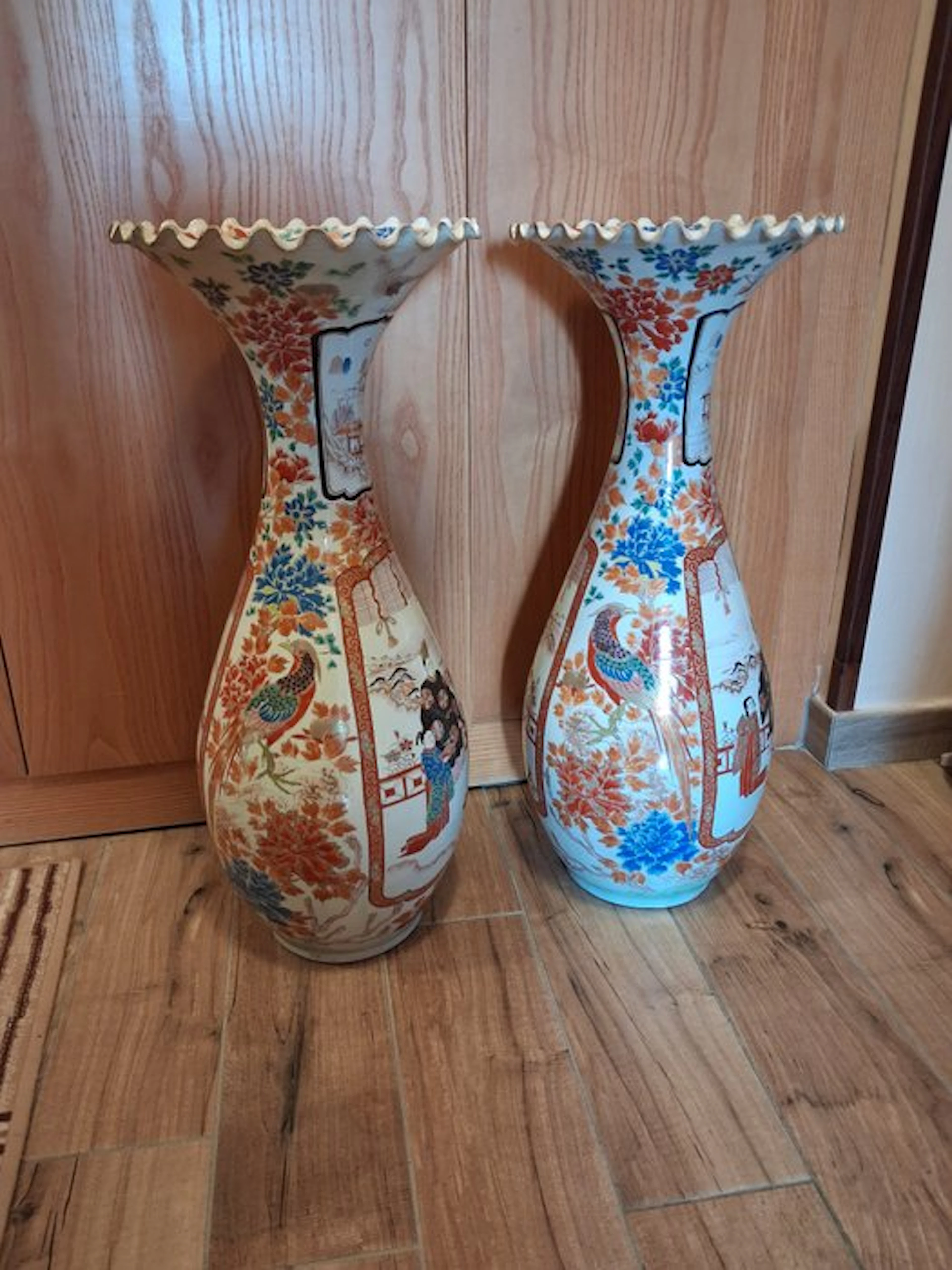 Vase - Porcelain - Japan - a pair of Imari vases. (No reserve price)