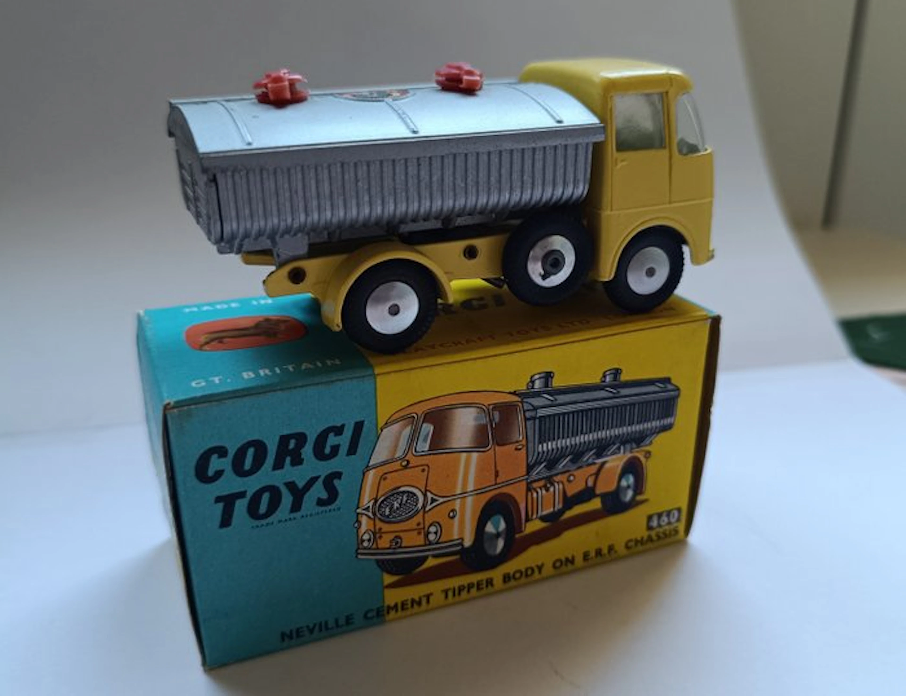 Corgi 1:43 - Model car - Neville cement tipper on ERF chassis - 460