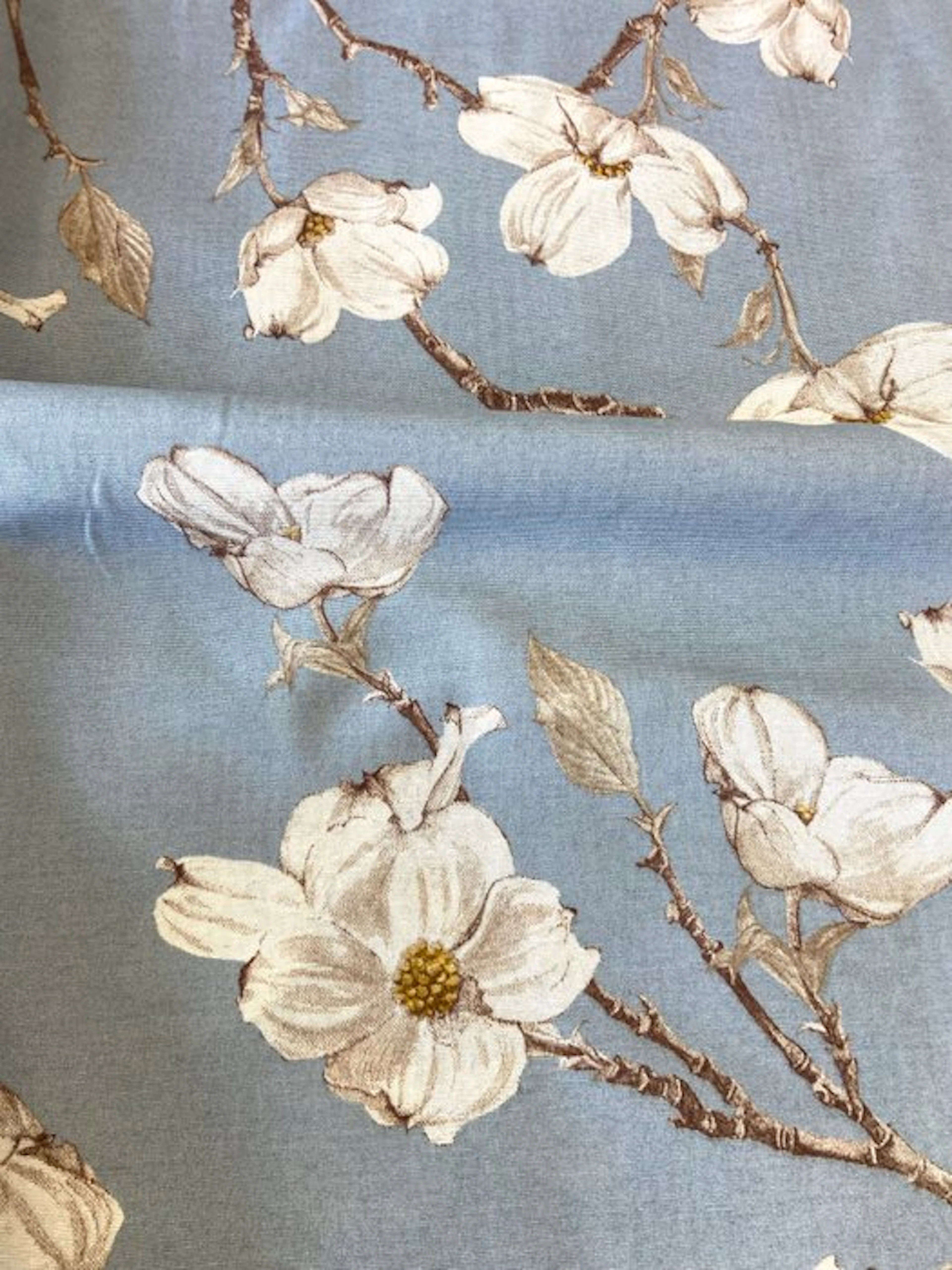 1610★ Decorative fabric with an elegant magnolia in bloom...