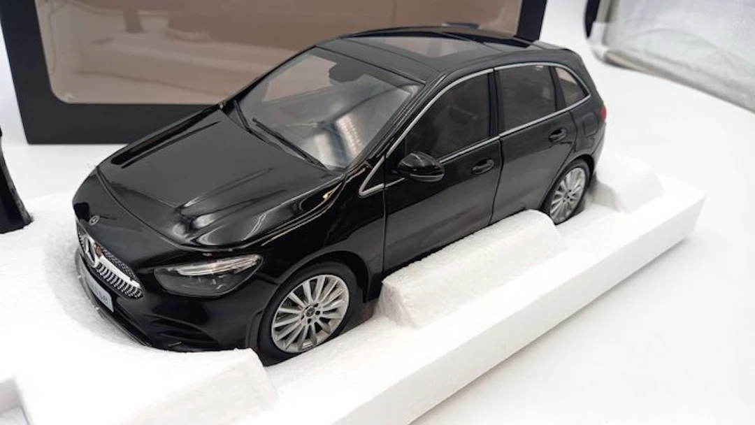 GT Spirit 1:18 - Model car - Mercedes B-Class W247 2018 - (cod.B28)