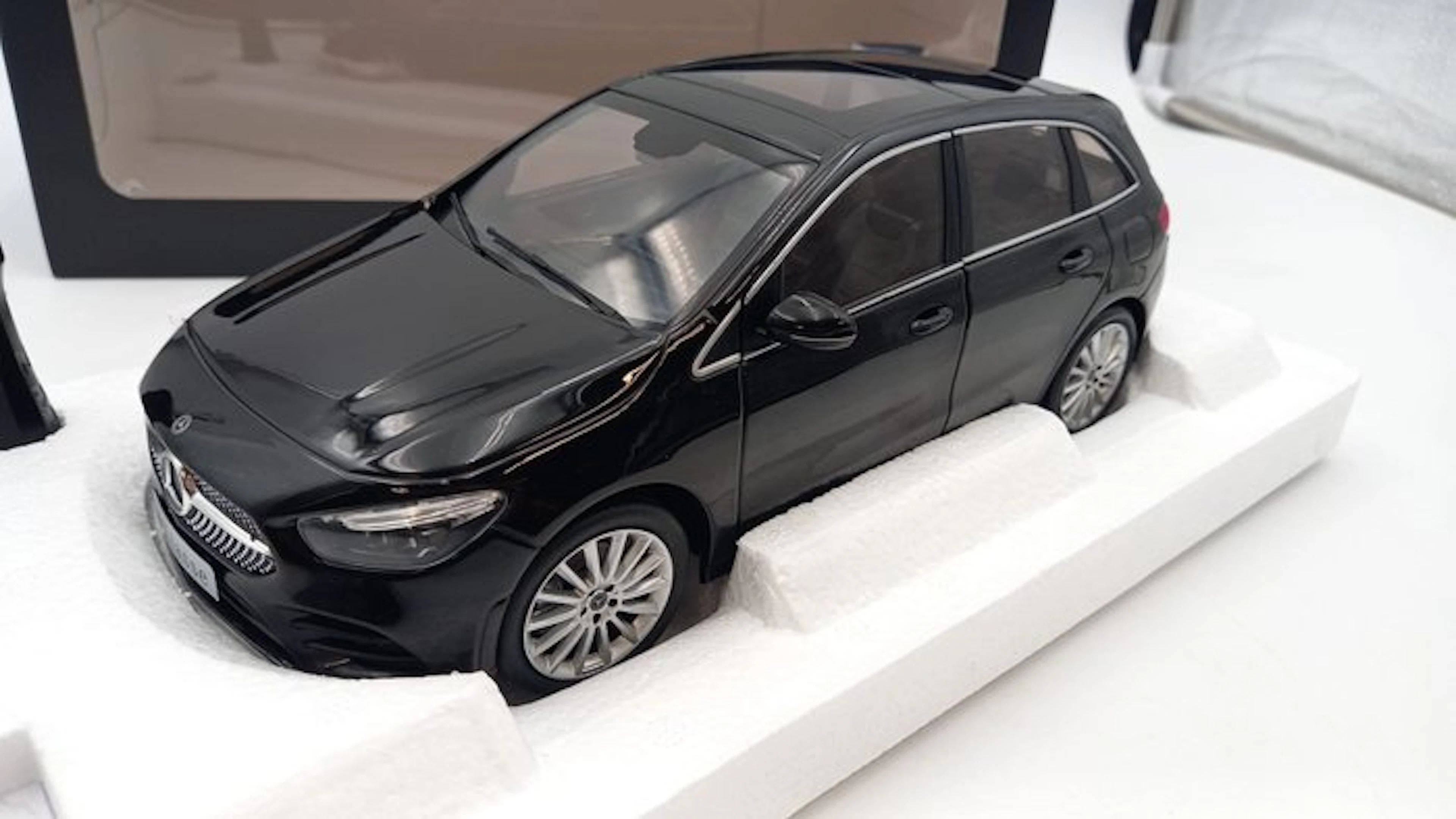 GT Spirit 1:18 - Model car - Mercedes B-Class W247 2018 - (cod.B28)