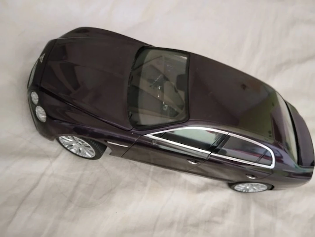 Kyosho 1:18 - Model car - Bentley flying