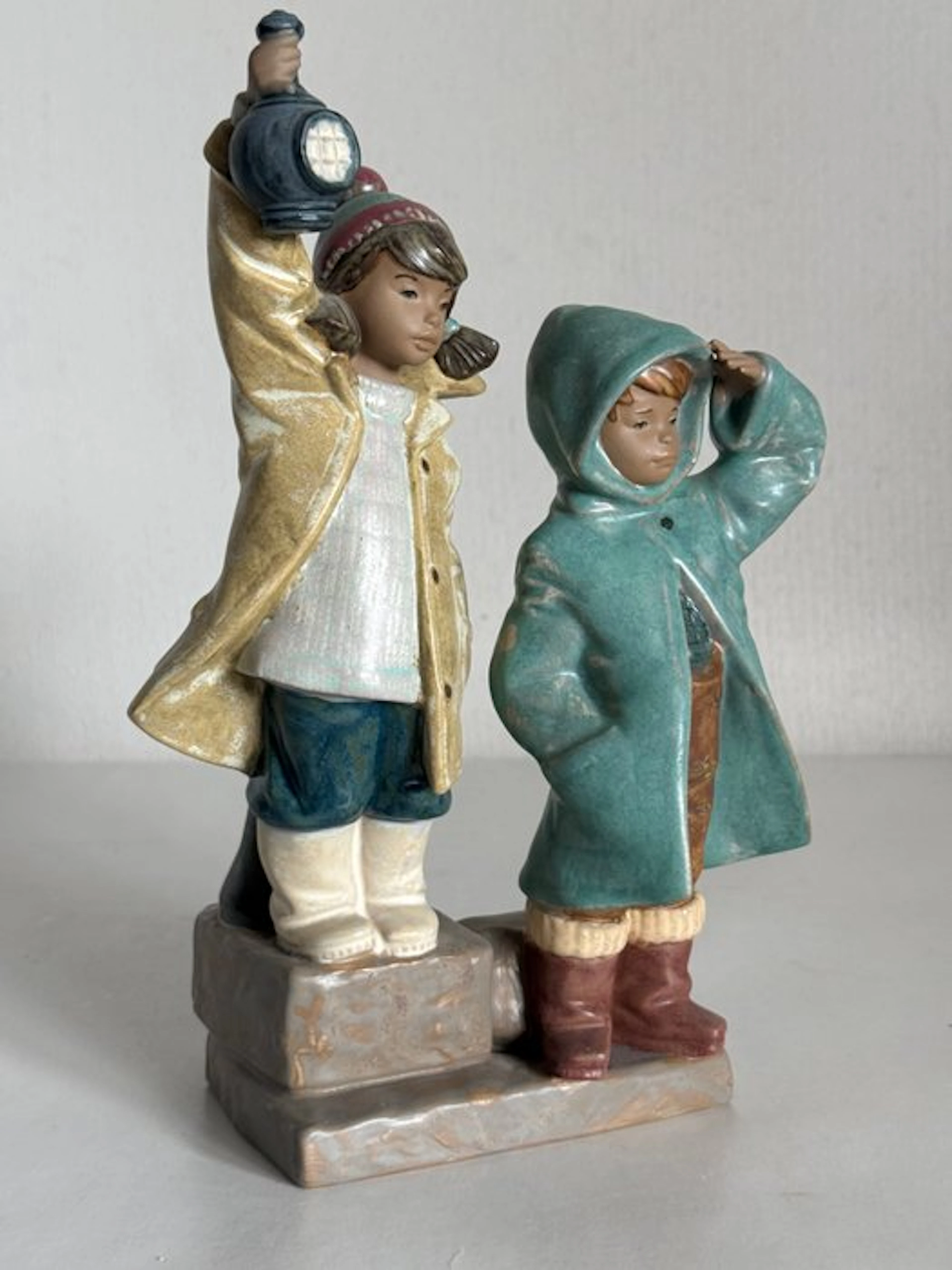 Lladró - Figurine - Ahoy There - Ninos Oteando el Mar #12173 - Porcelain