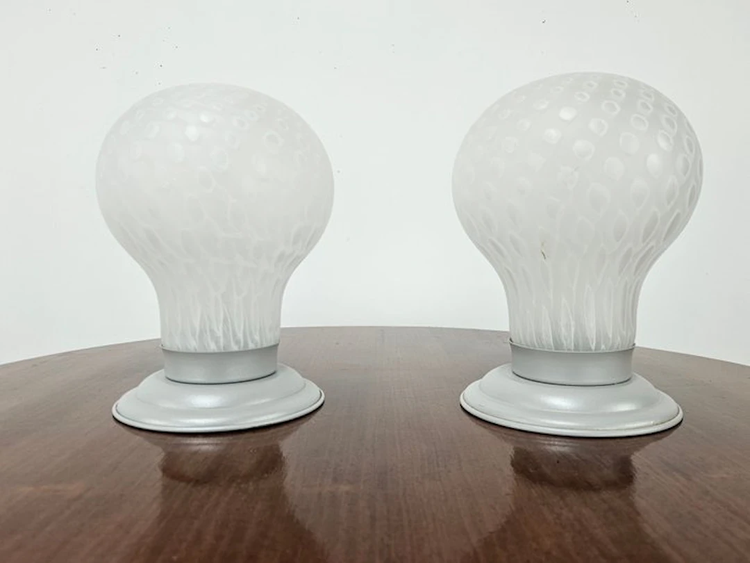 2P - Table lamp (2) - Frosted-glass table lamps from the 1970s. - Glass, Metal