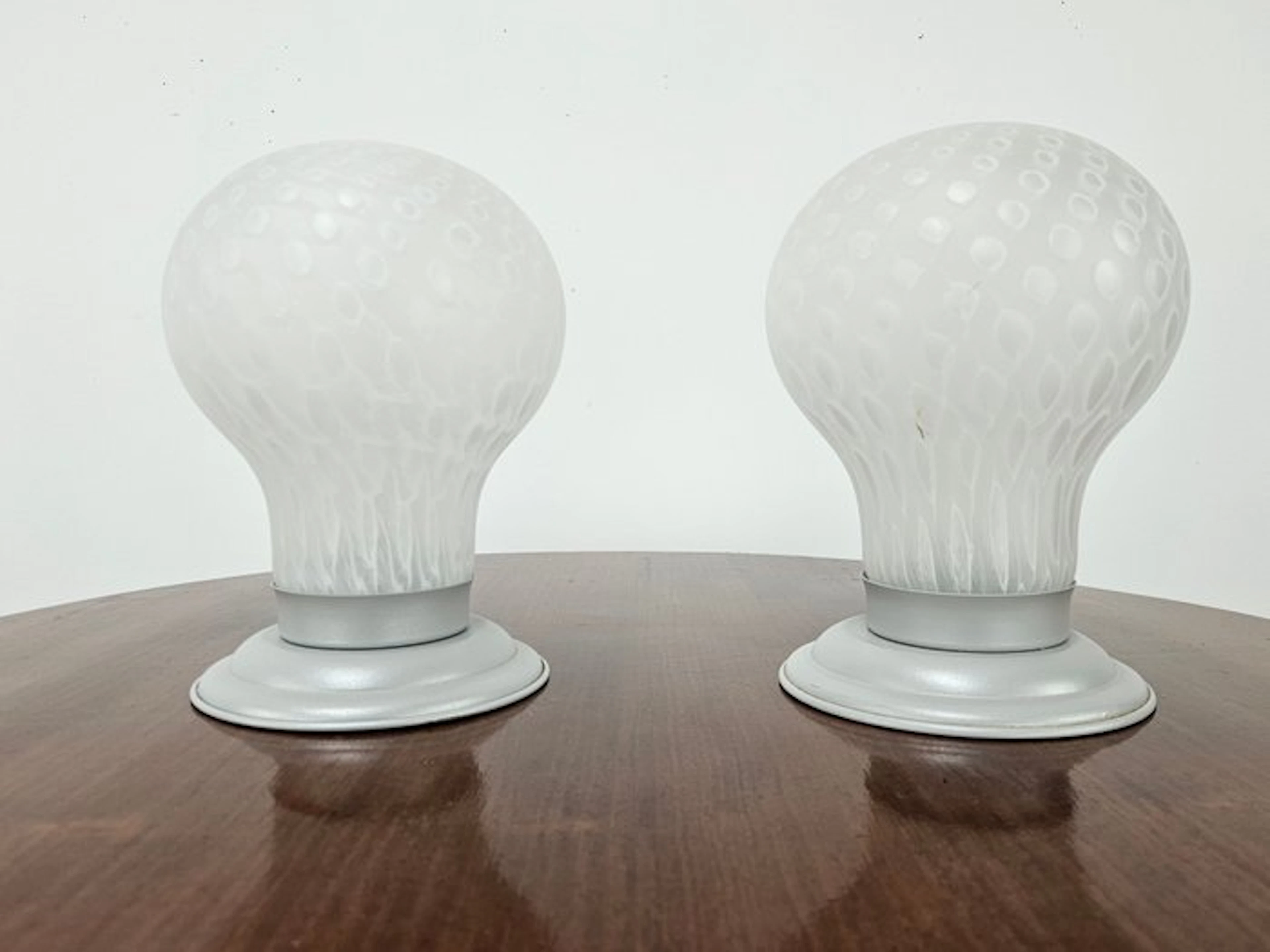 2P - Table lamp (2) - Frosted-glass table lamps from the 1970s. - Glass, Metal