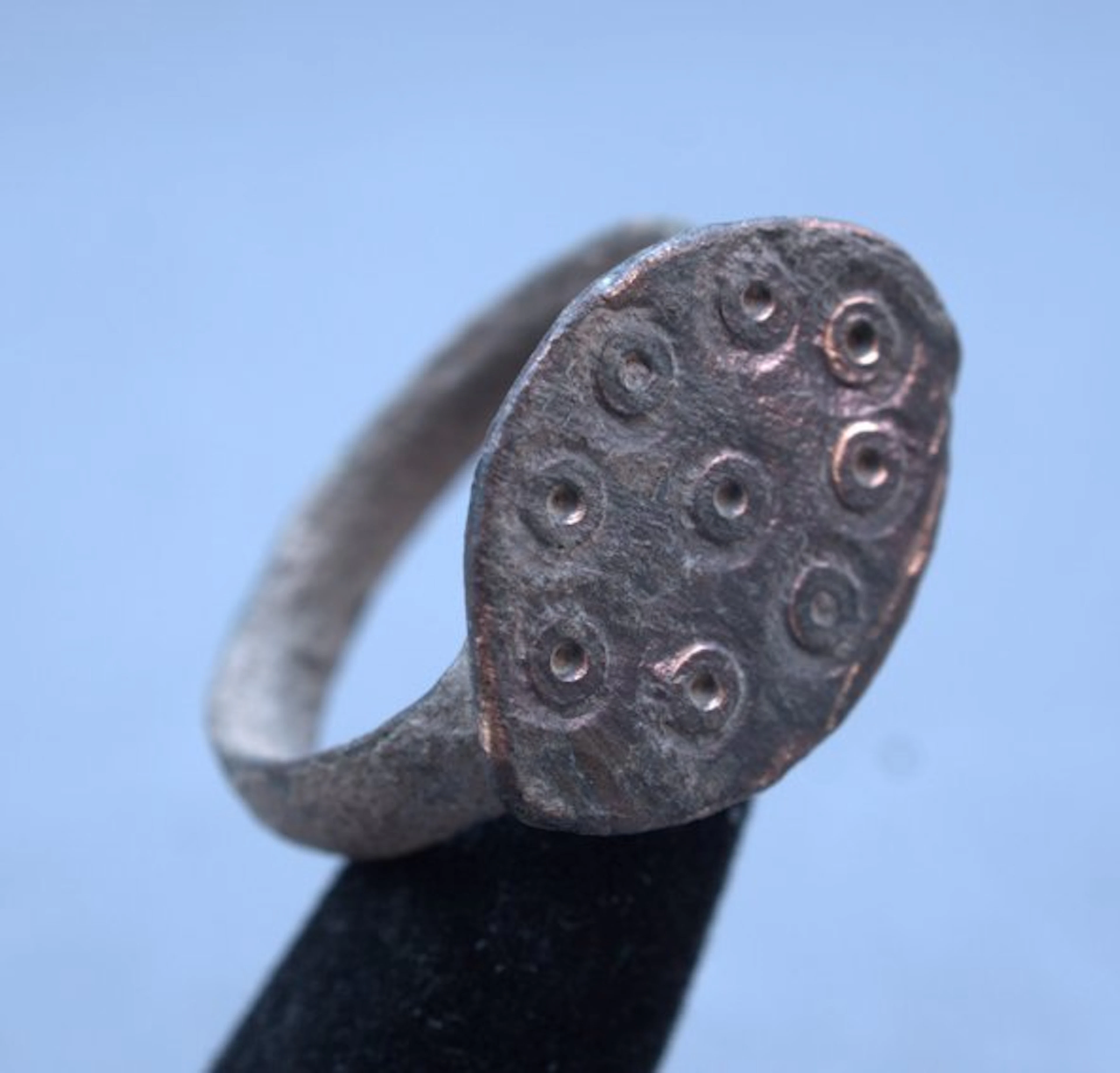 Ancient Roman Bronze Ring with Ring-and-dot motif - 20 mm
