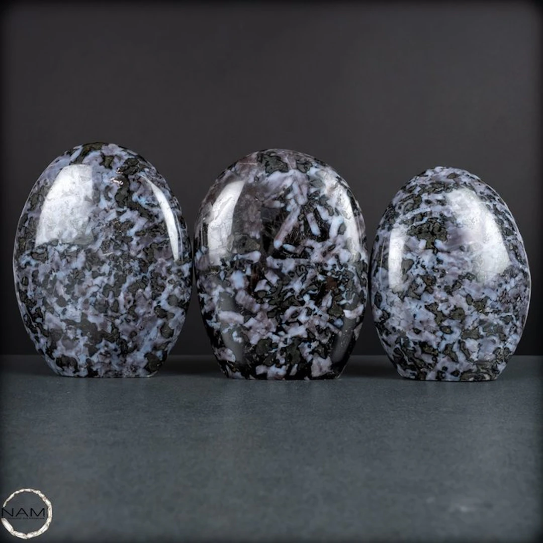 Exceptional Merlinit freeform set – Three unique natural...