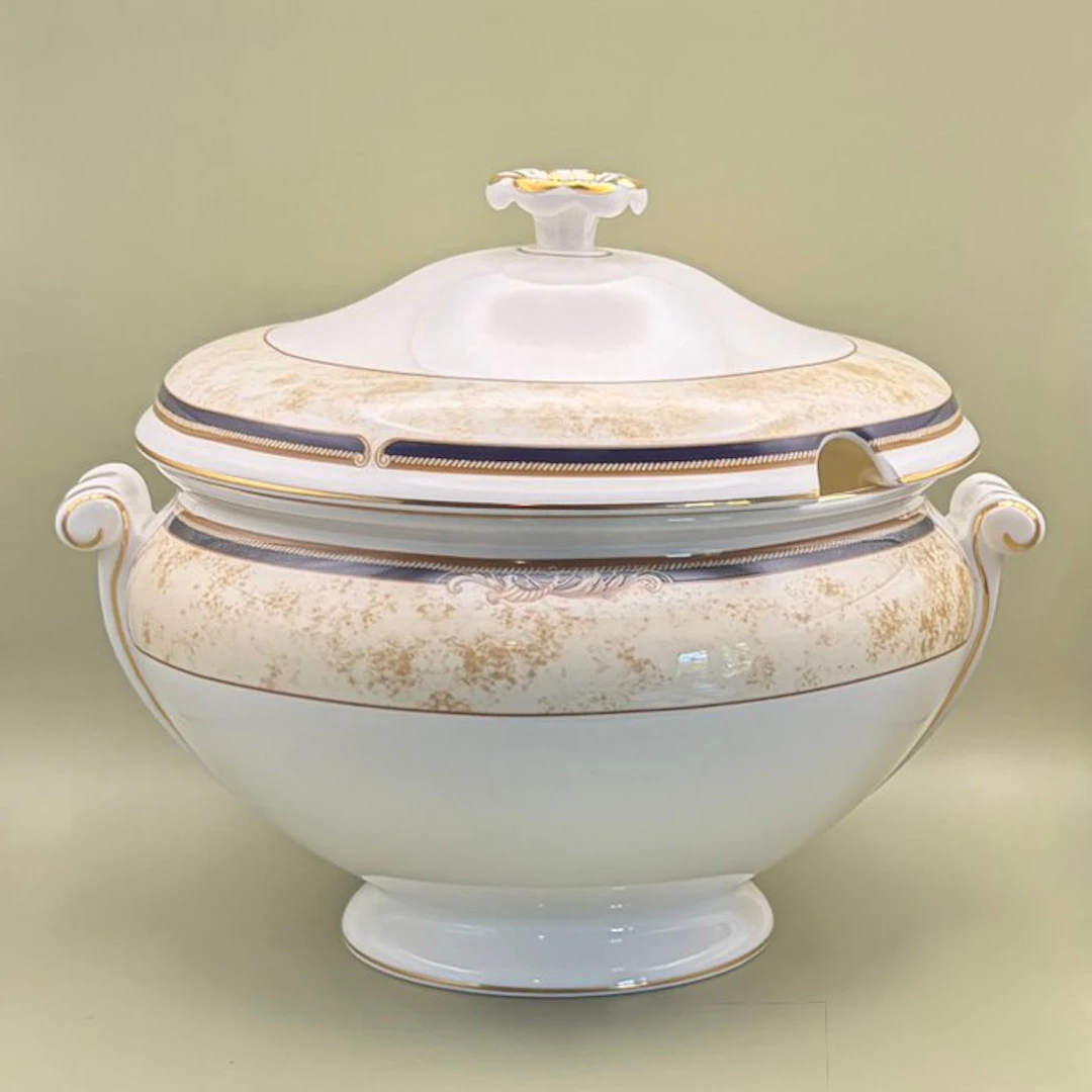 Wedgwood - Tureen - Porcelain - Unique 3L soup tureen.