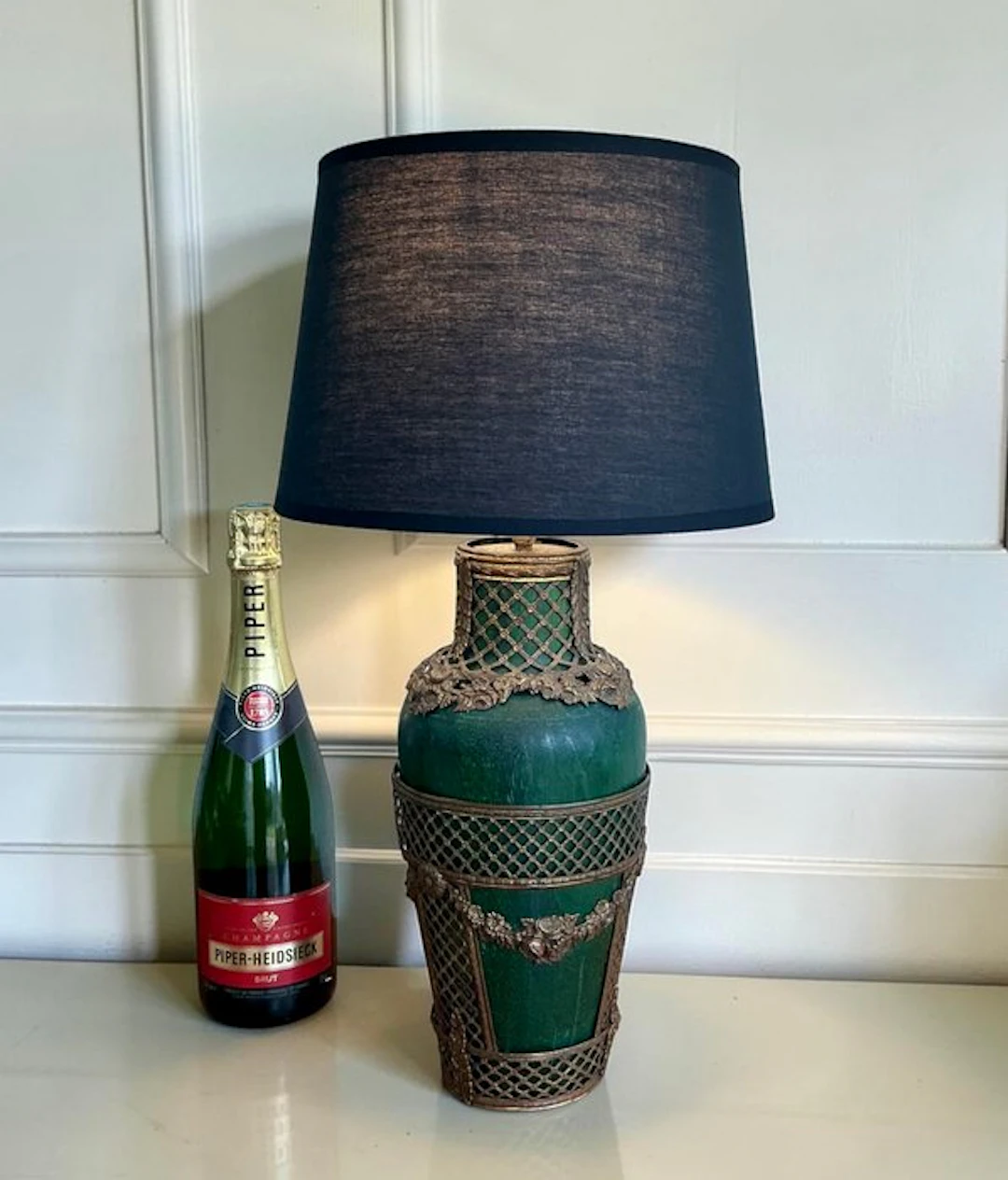 Table lamp - An elegant and highly decorative table lamp - Brass, Wood