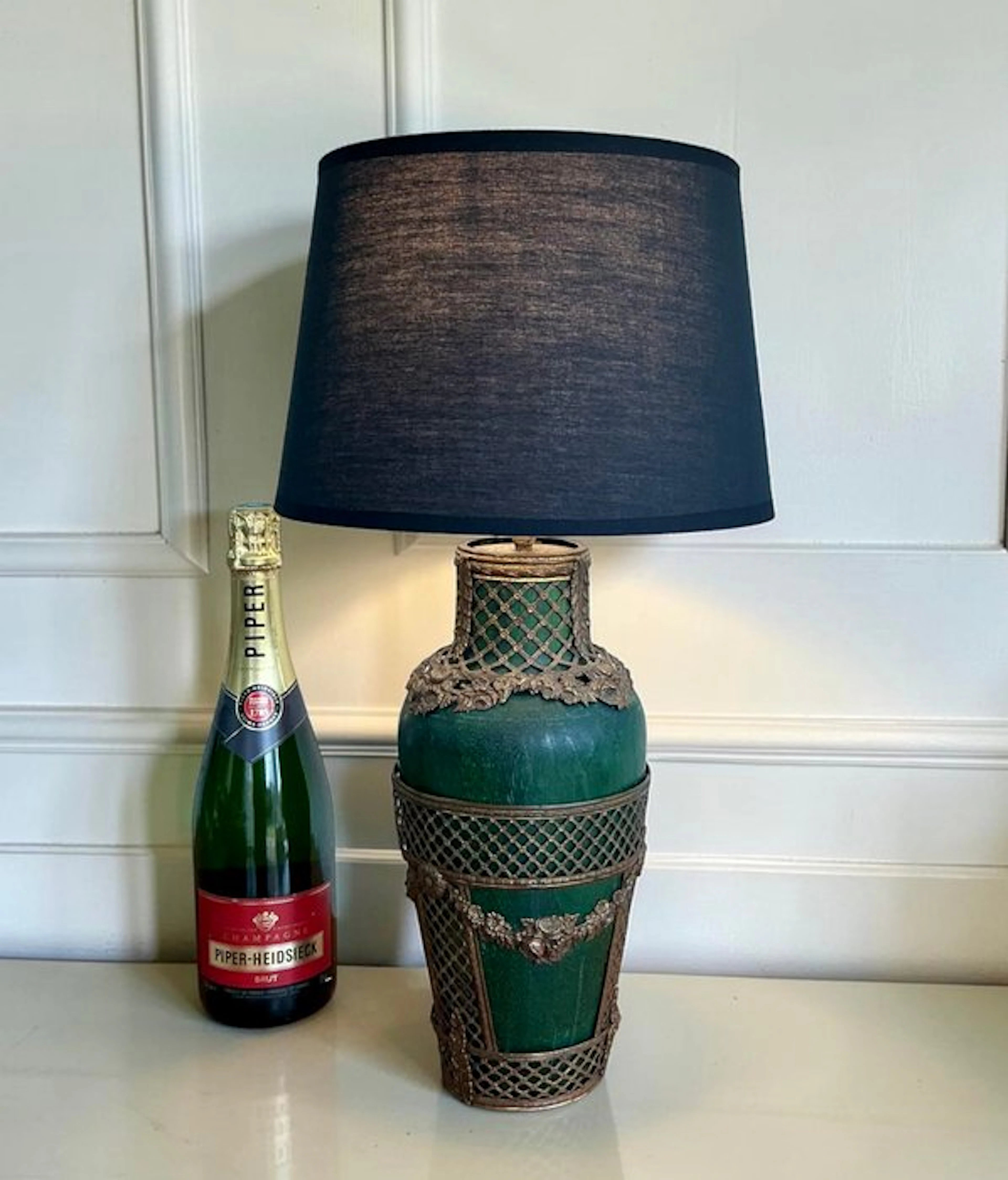 Table lamp - An elegant and highly decorative table lamp - Brass, Wood