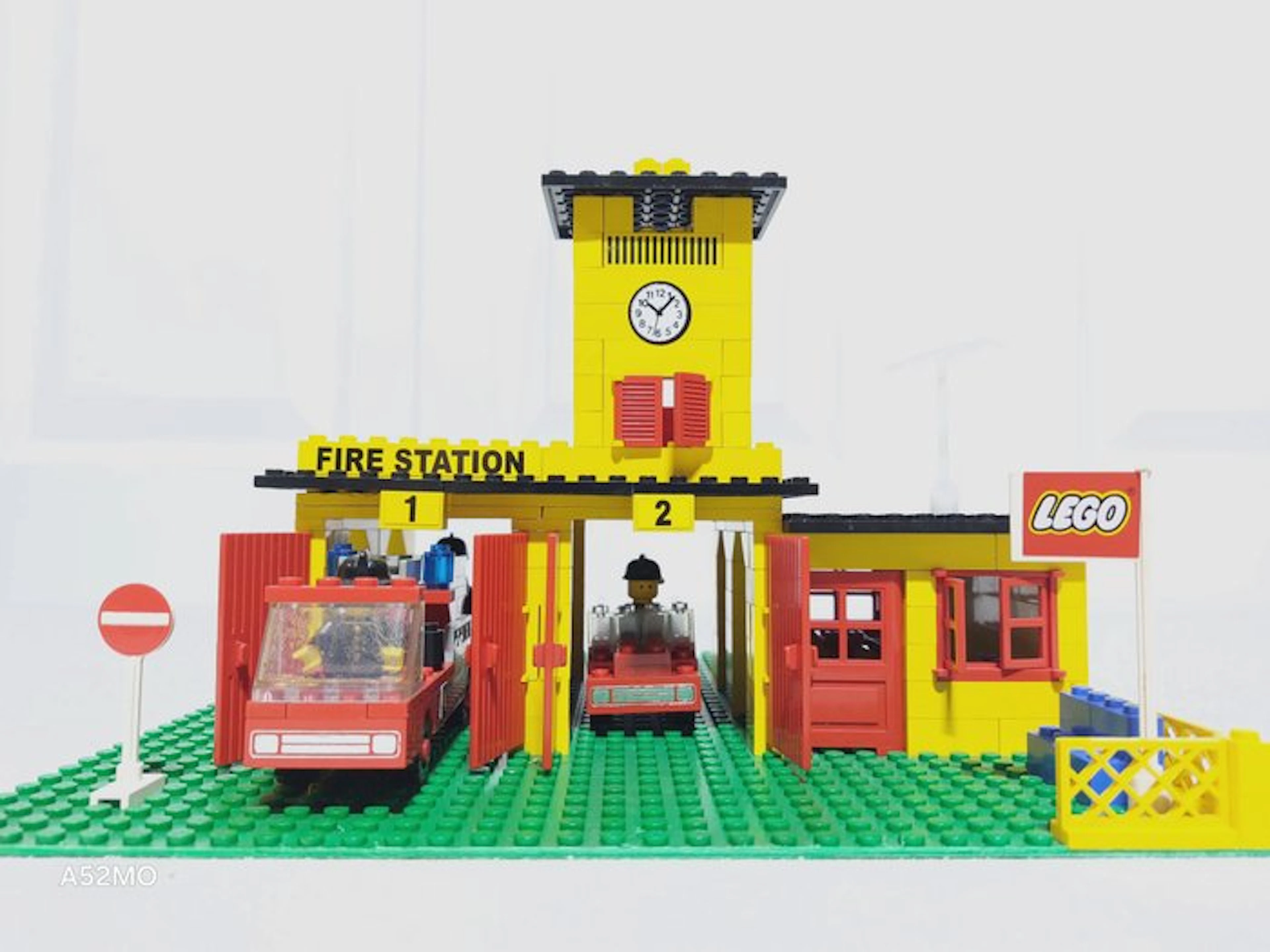 LEGO Set - 374 - Classic Town, Legoland - Fire Station met voertuigen