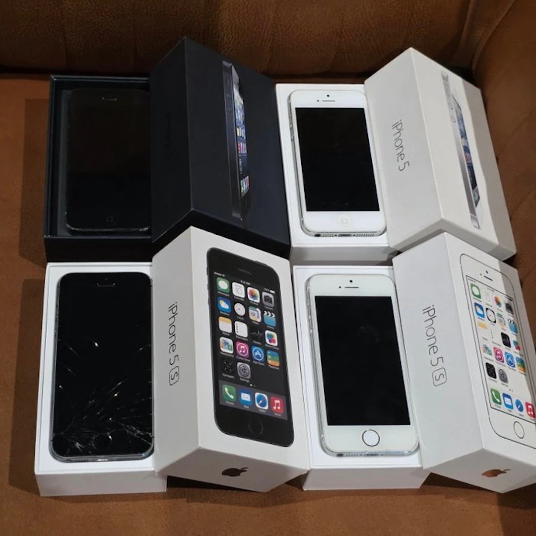 Apple iPhone 5 and 5S NO RESERVE PRICE - iPhone (4) - In original box