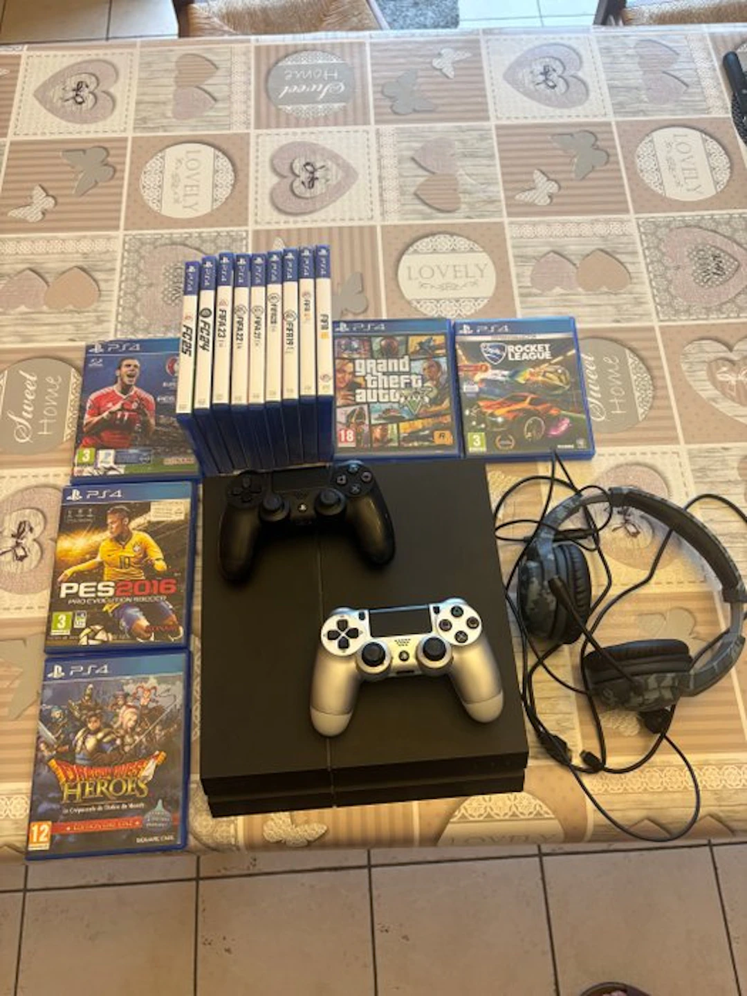 Sony - Playstation 4 (PS4) - Video game console + games - Without original box