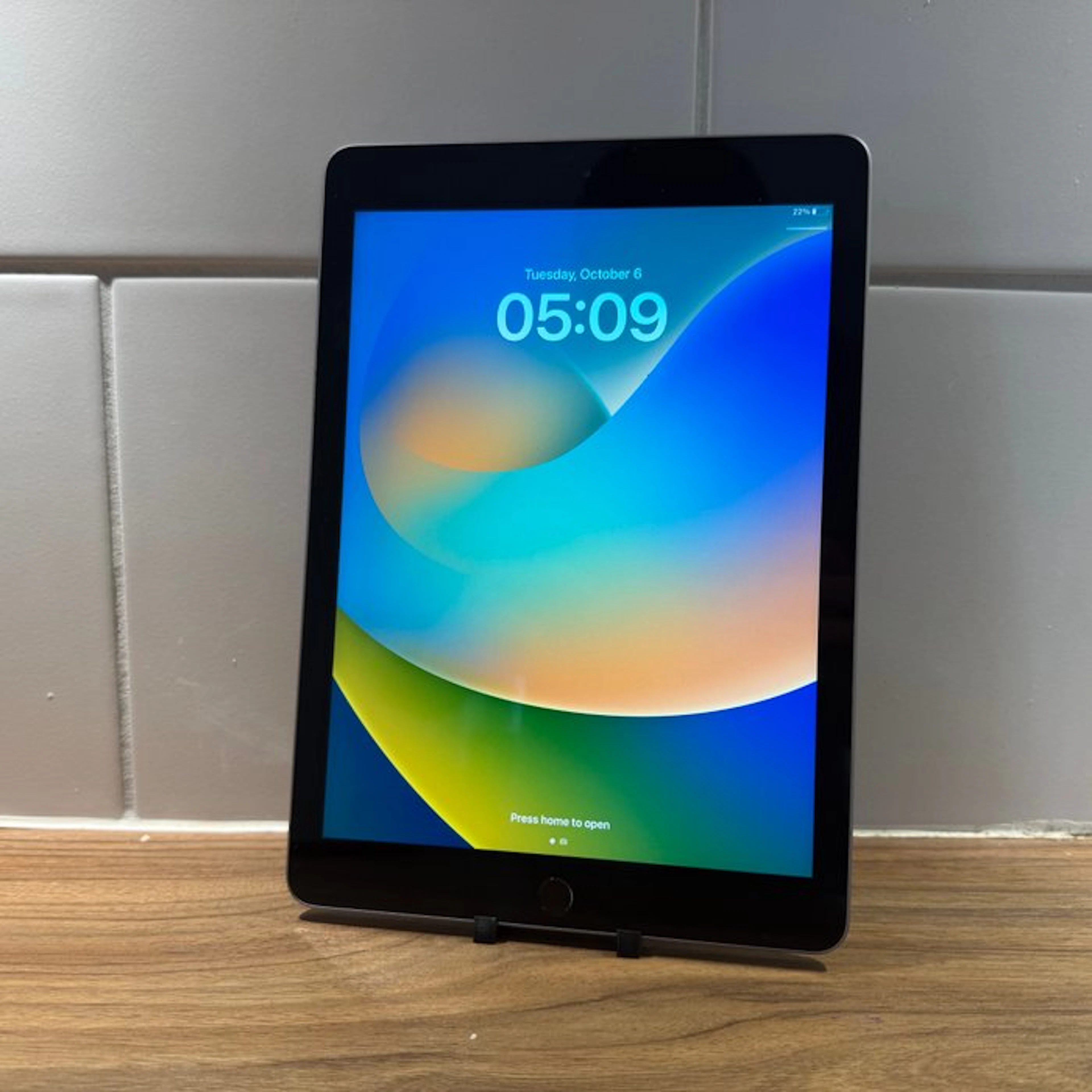 Apple iPad (5th Generation) 128GB Wifi - Mobile phone