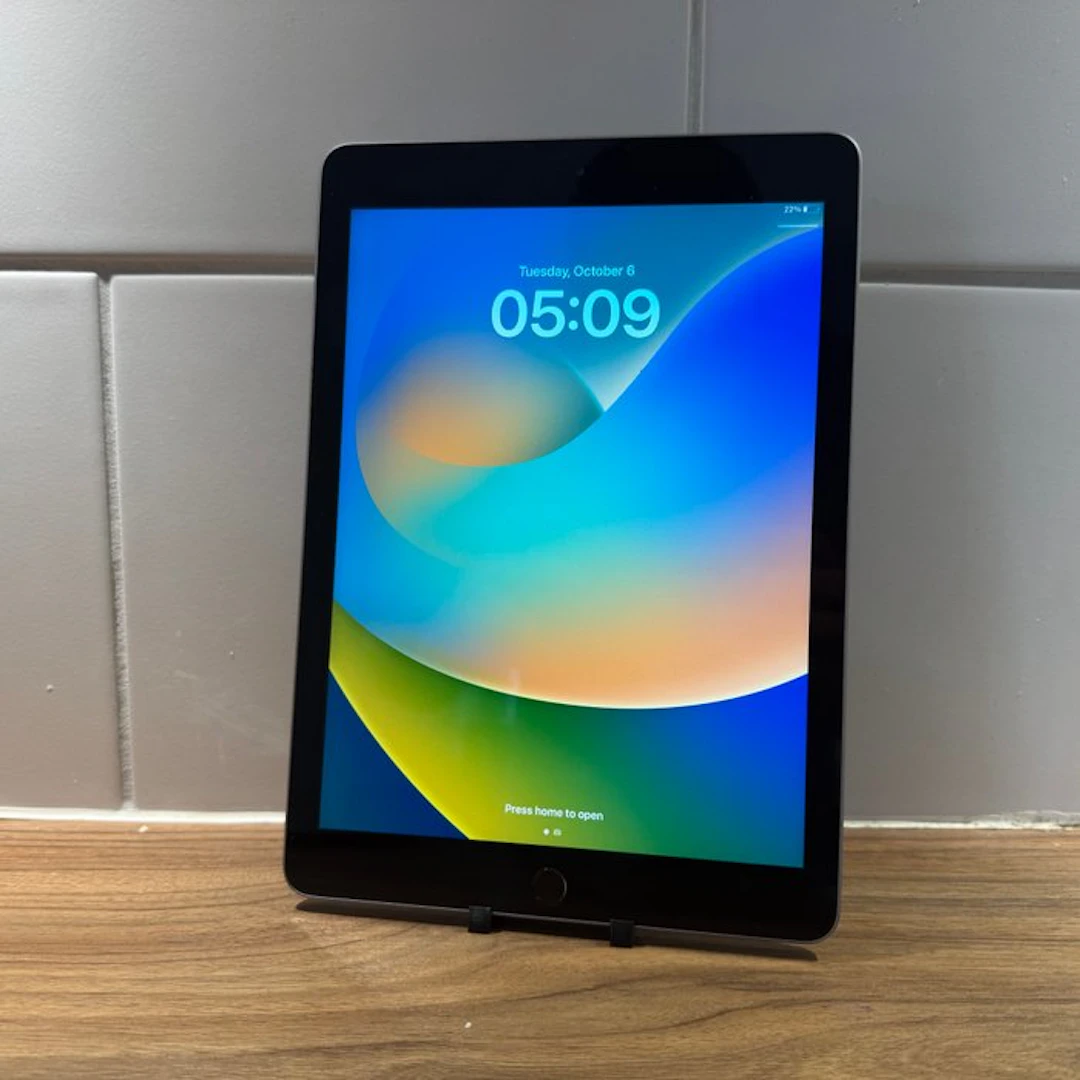 Apple iPad (5th Generation) 128GB Wifi - Mobile phone