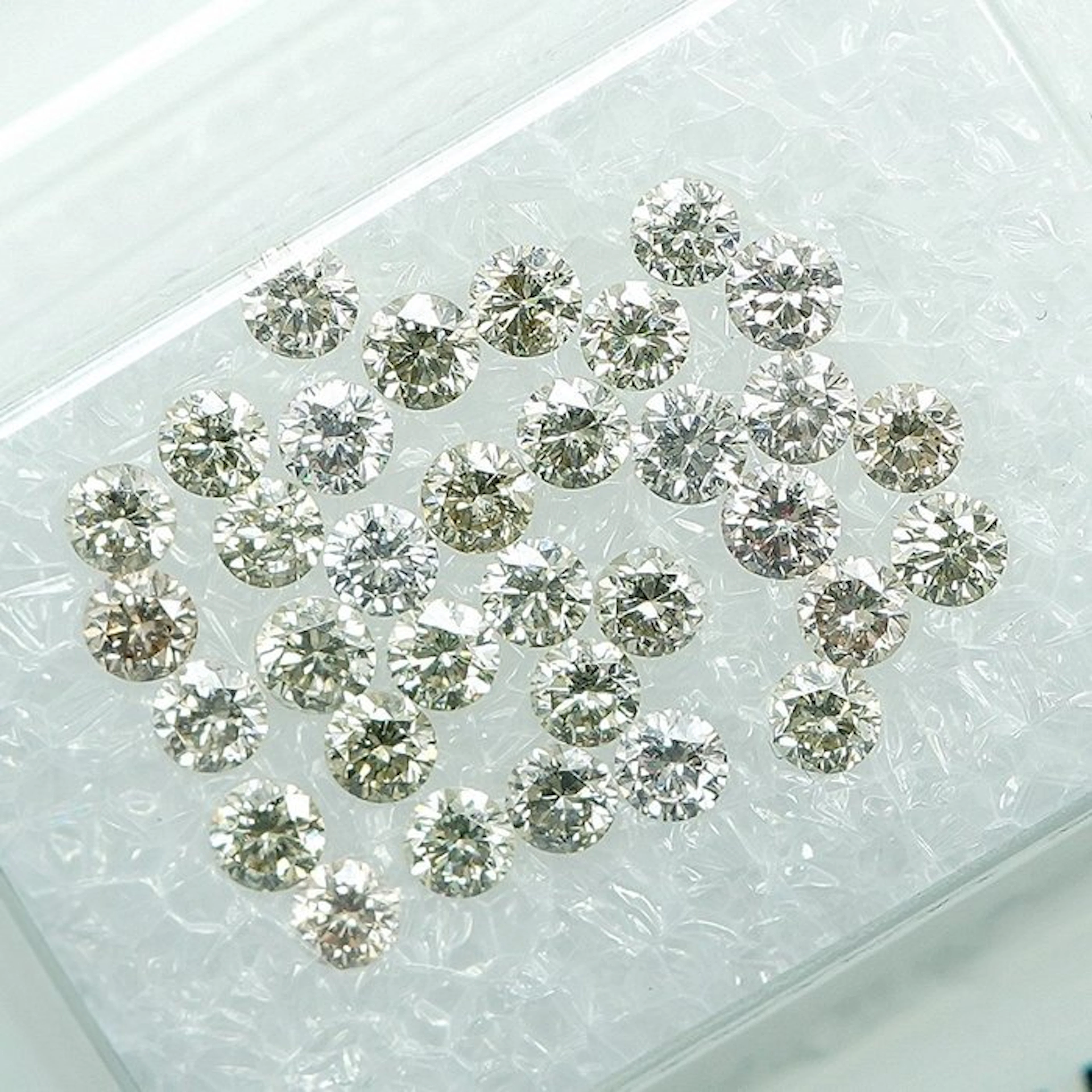 33 pcs Diamond (Natural coloured) - 1.01 ct - Round...