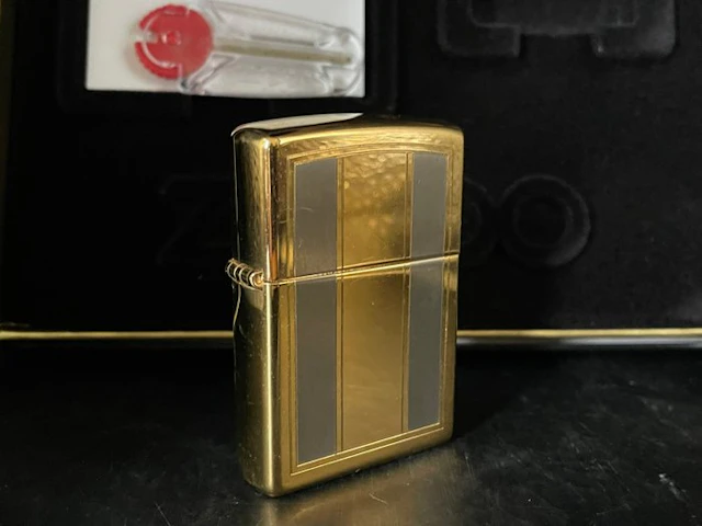 Zippo - Coffret avec Zippo Doré miroir - 2002 + pierres...