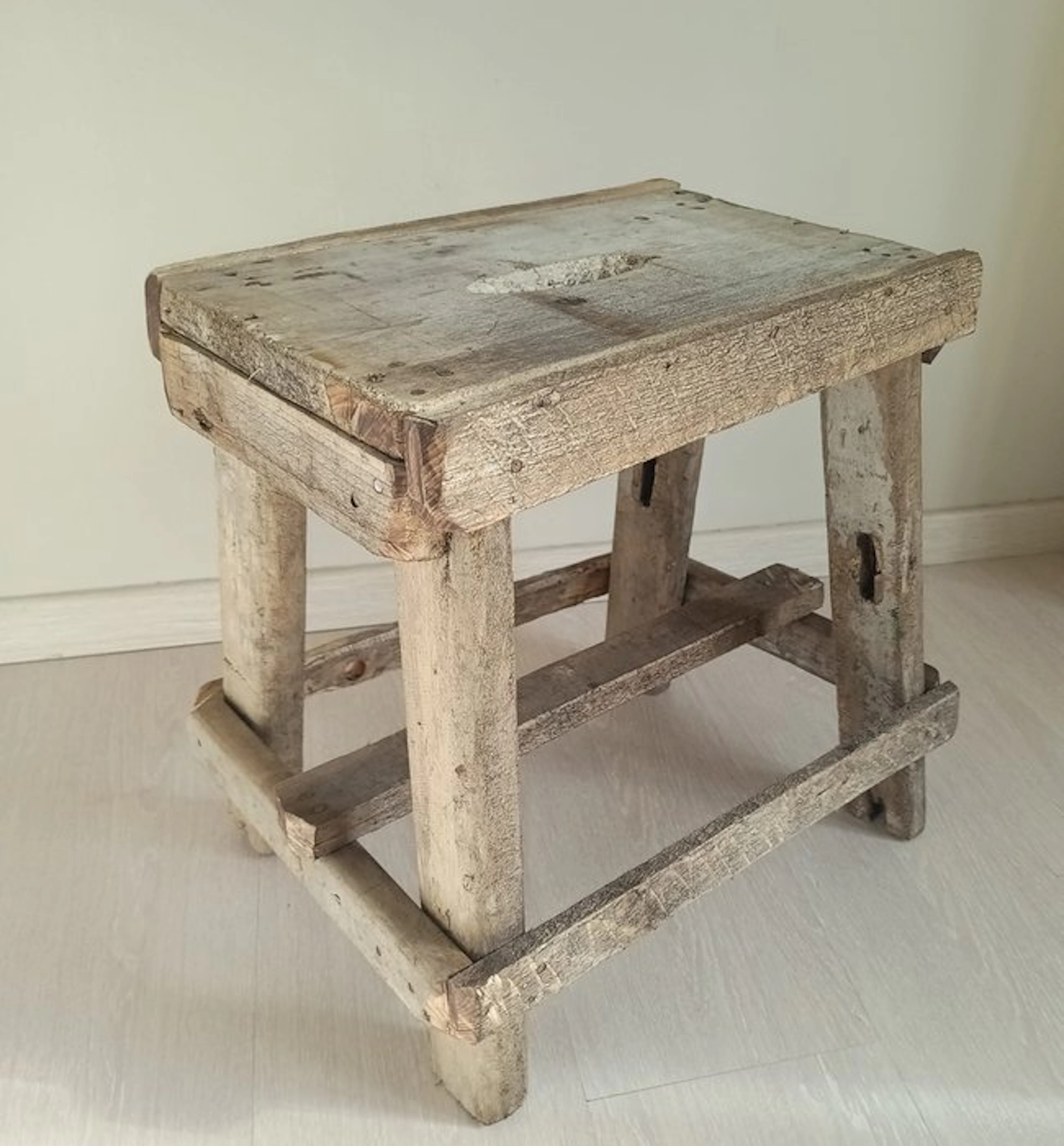 Stool - Wood - Rustic wooden stool