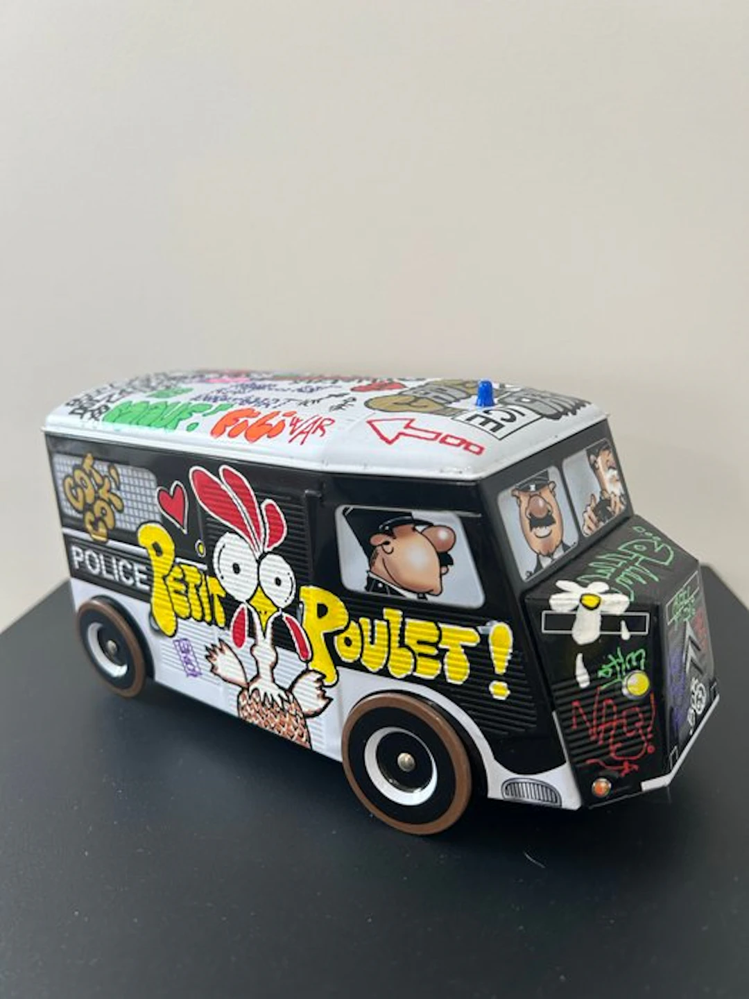 eR.B. - Street Art " Camionnette de la police "