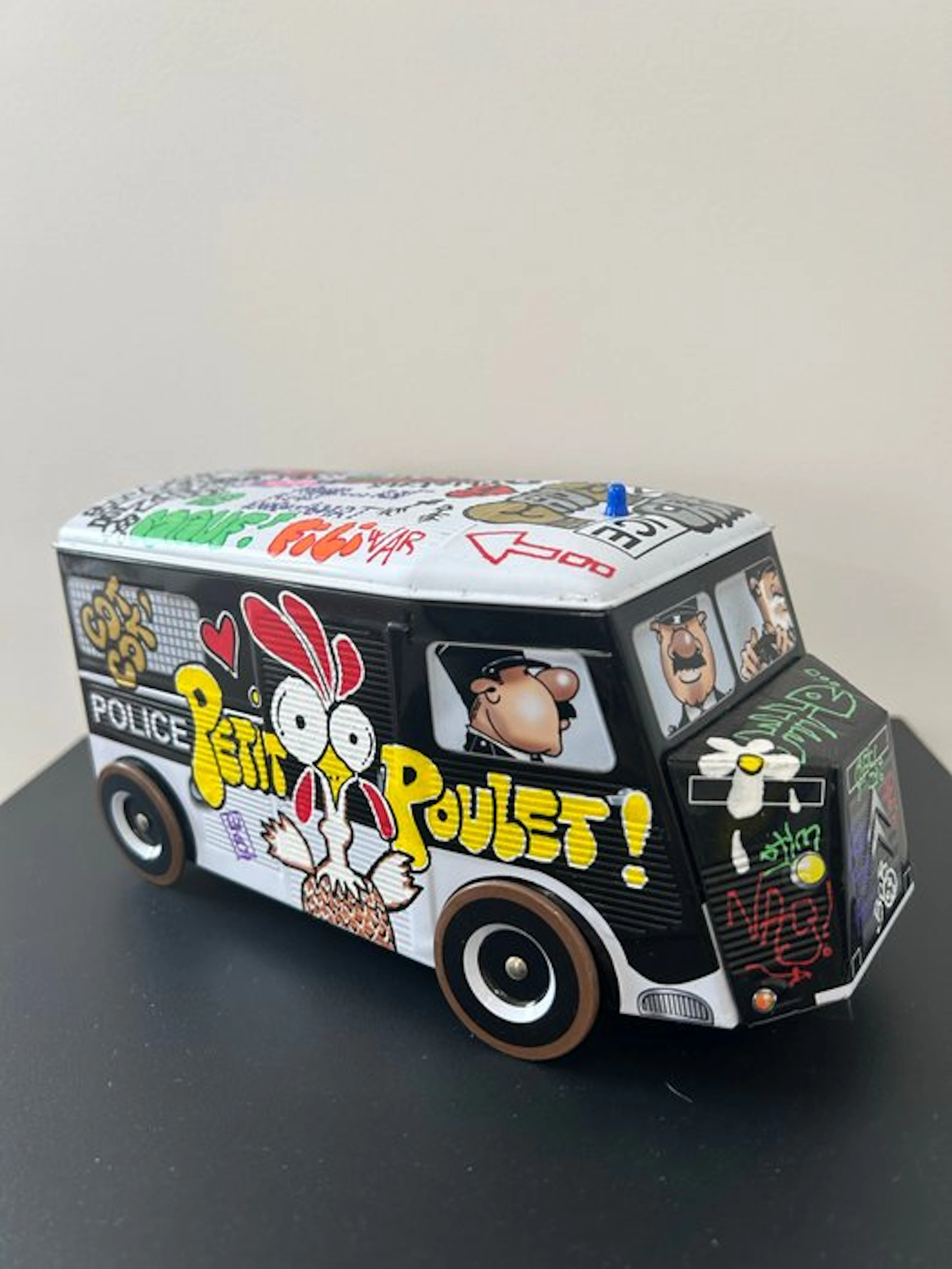 eR.B. - Street Art " Camionnette de la police "