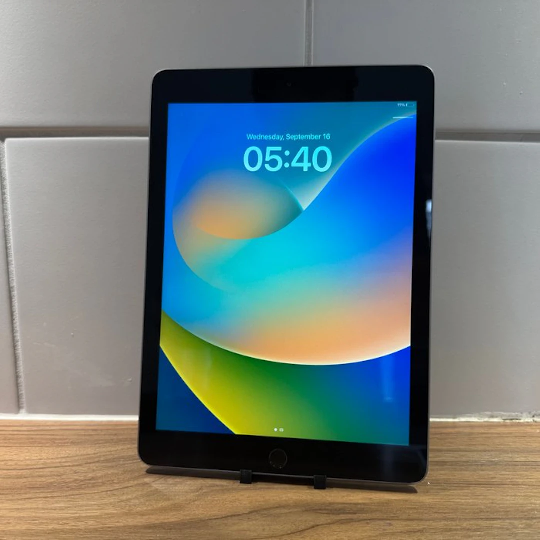 Apple iPad (5th Generation) 128GB Wifi - Mobile phone
