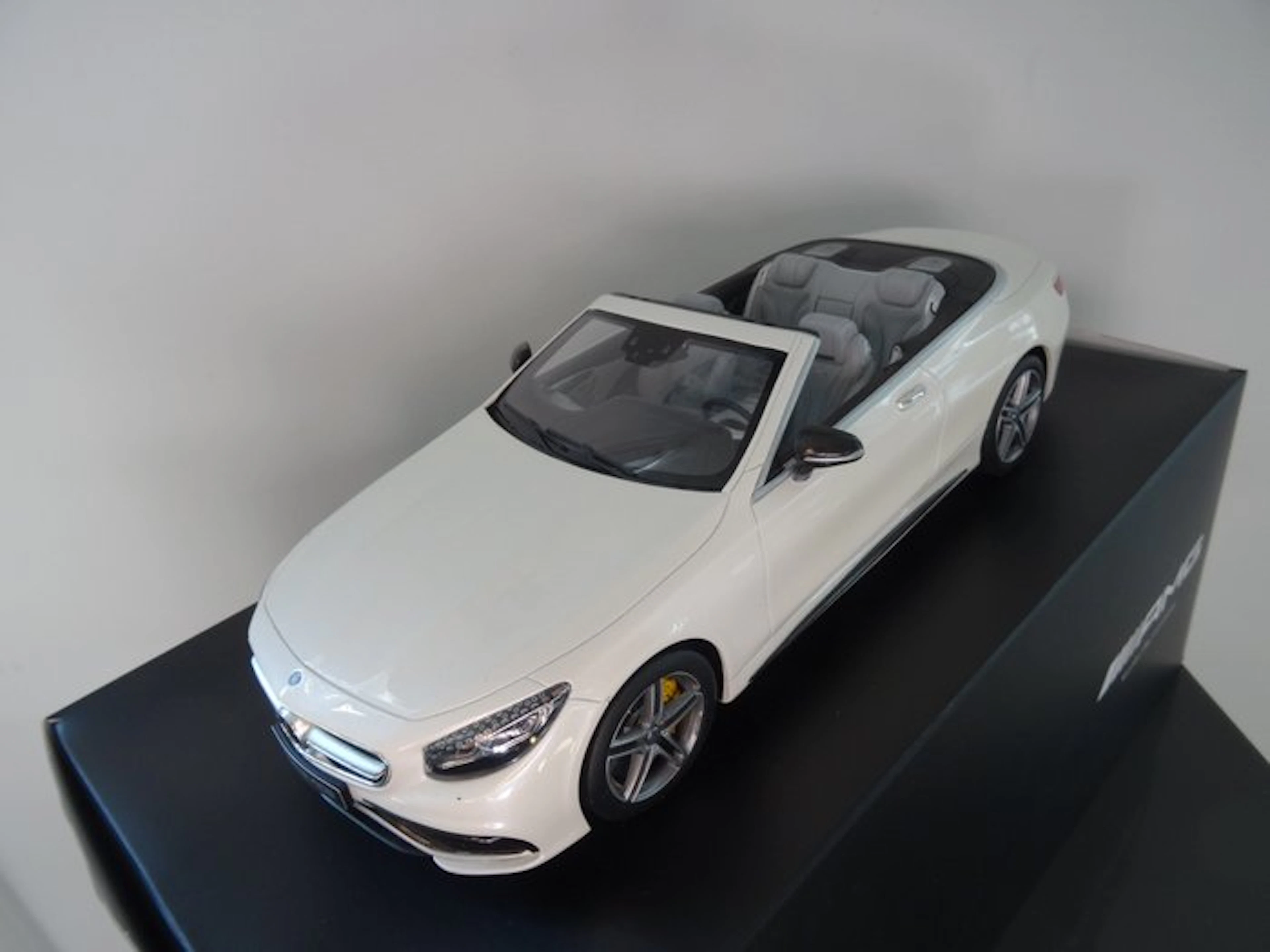GT Spirit 1:18 - Model car - MERCEDES CLS 63 AMG Cabriolet - Special edition